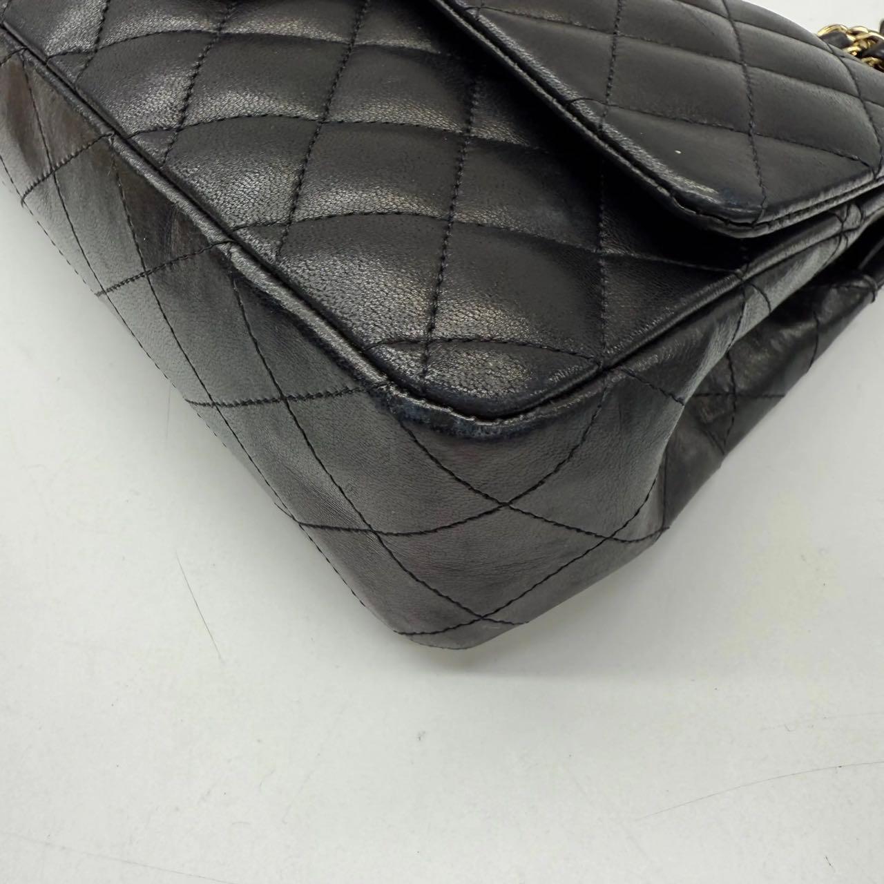 Chanel 2011 Timeless Classic Flap Medium in pelle di agnello nera con finiture in oro in vendita 3