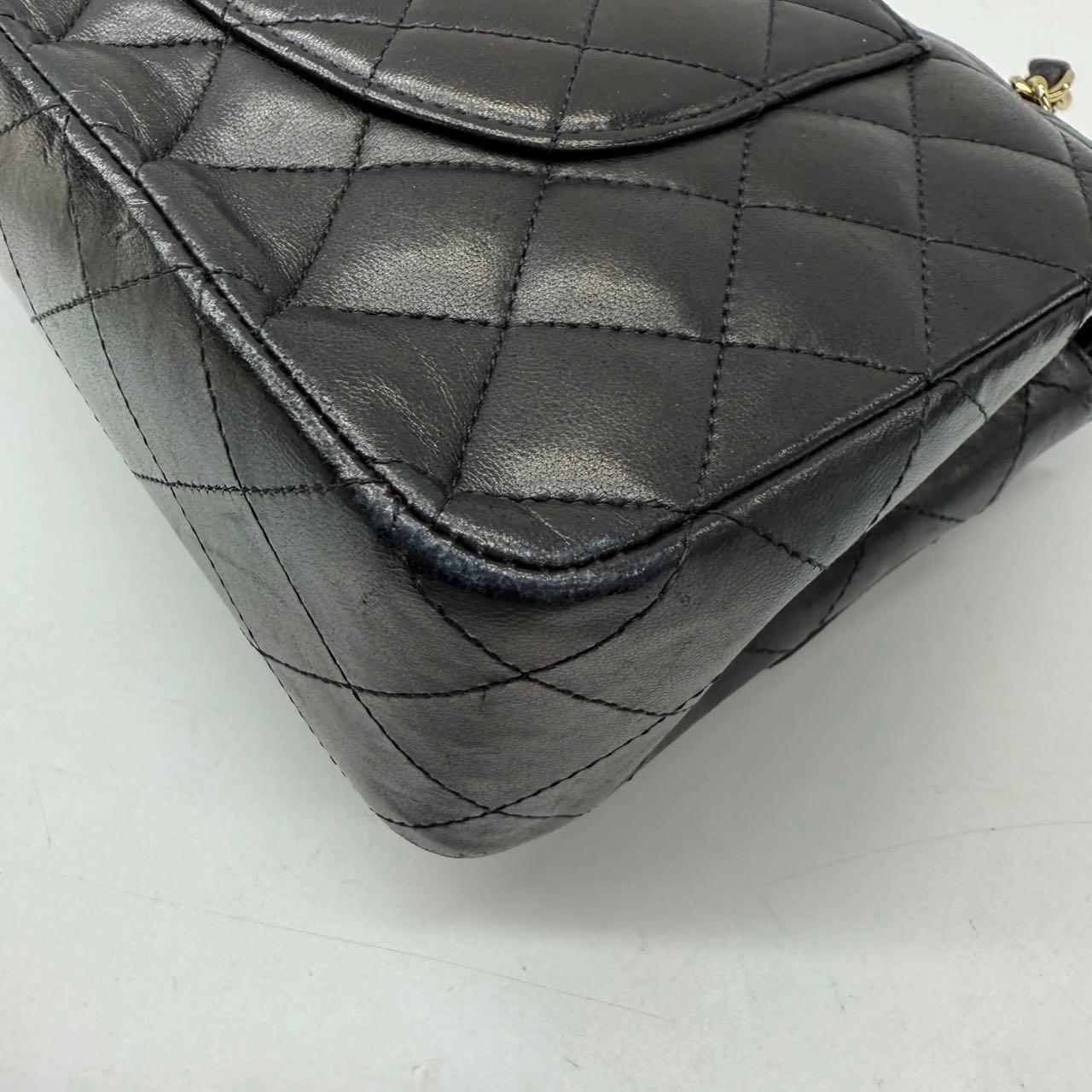 Chanel 2011 Timeless Classic Flap Medium in pelle di agnello nera con finiture in oro in vendita 4