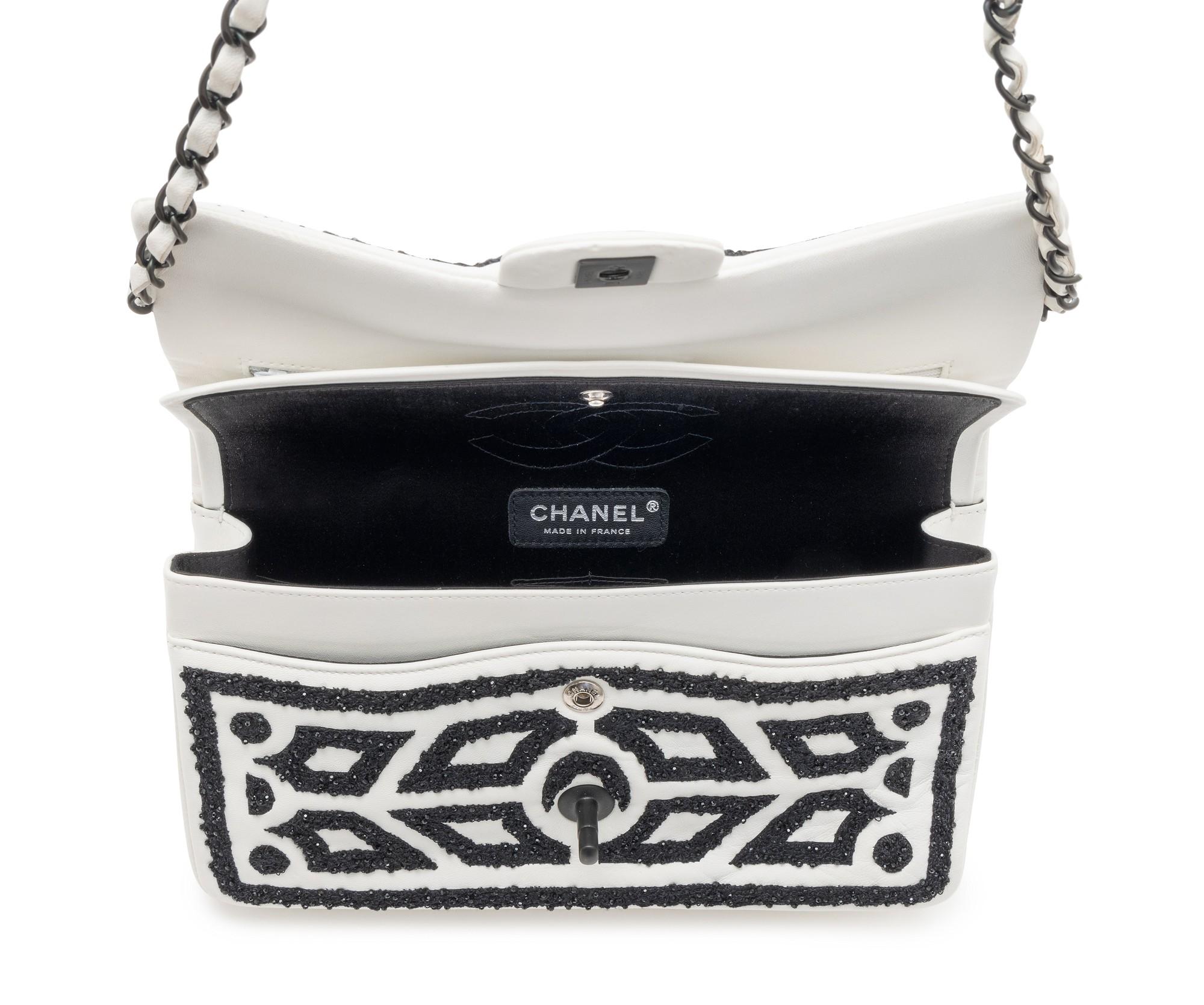 Chanel 2011 Vintage Classic Flap White and Black Lambskin Leather Shoulder Bag For Sale 3
