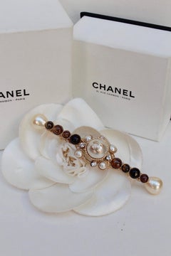 CHANEL 2011A Gilted metal long brooch with glass paste and pearly cabochons