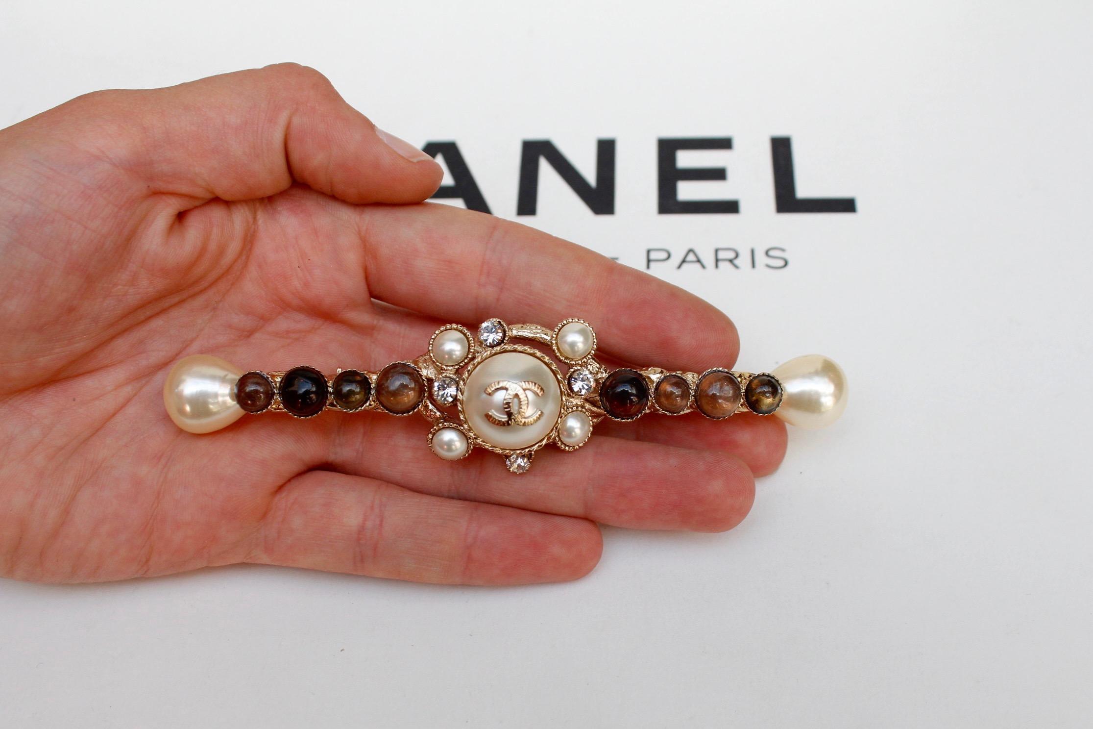 CHANEL 2011A Gilted metal long brooch with glass paste and pearly cabochons In Excellent Condition For Sale In Paris, FR