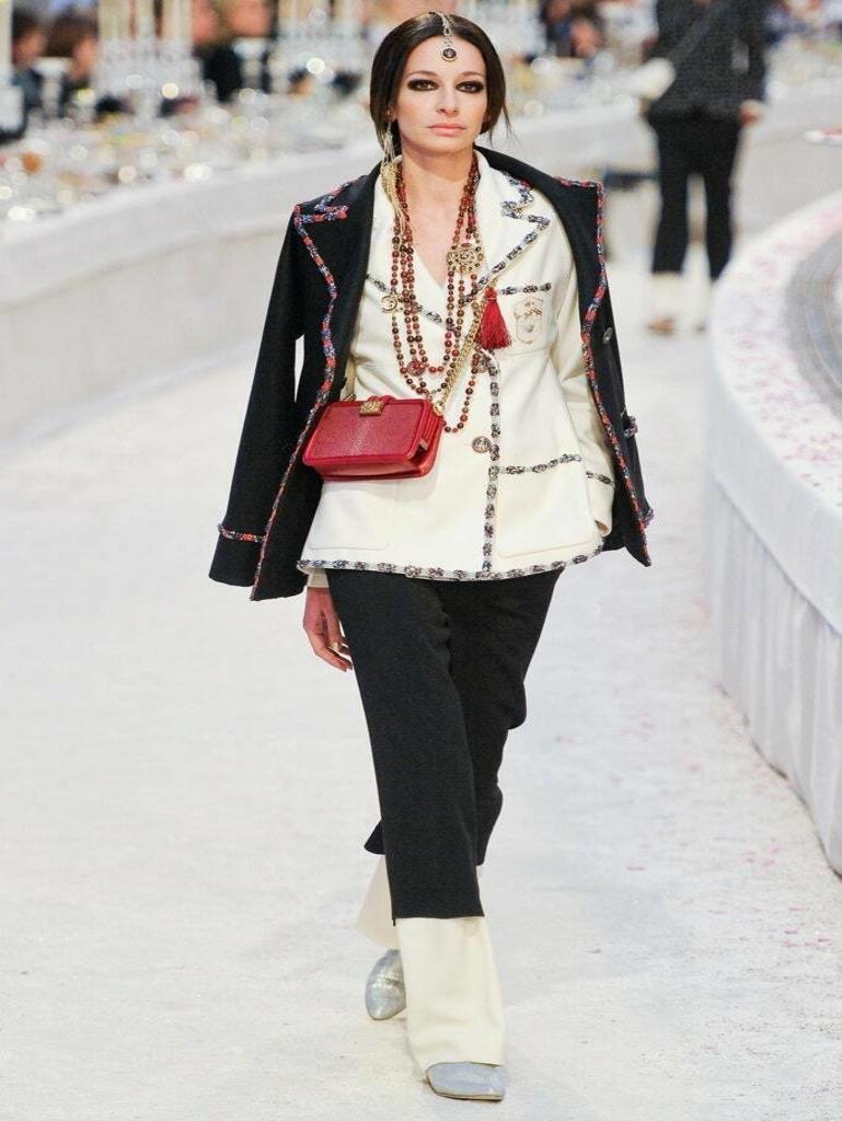 Chanel 2012 12A Paris-Bombay Black & Red Beaded Crest Patch Jacket FR 38/ US 4 6 In Excellent Condition For Sale In Ormond Beach, FL