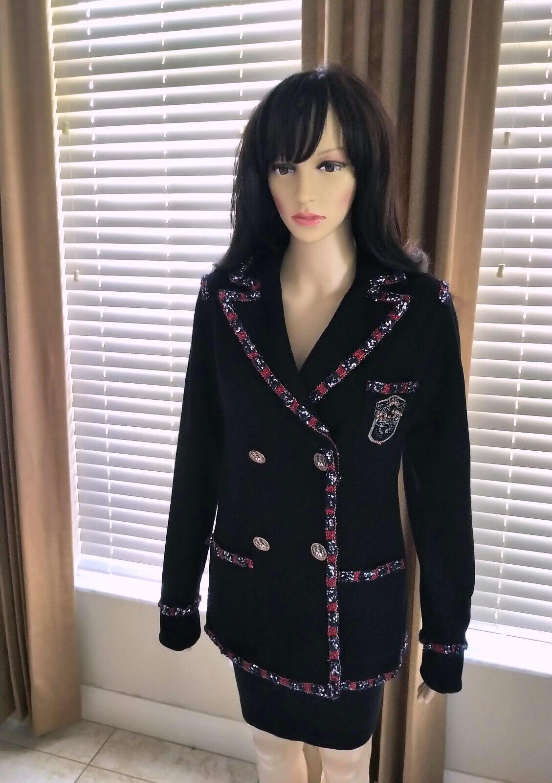Chanel 2012 12A Paris-Bombay Black & Red Beaded Crest Patch Jacket FR 38/ US 4 6 For Sale 5