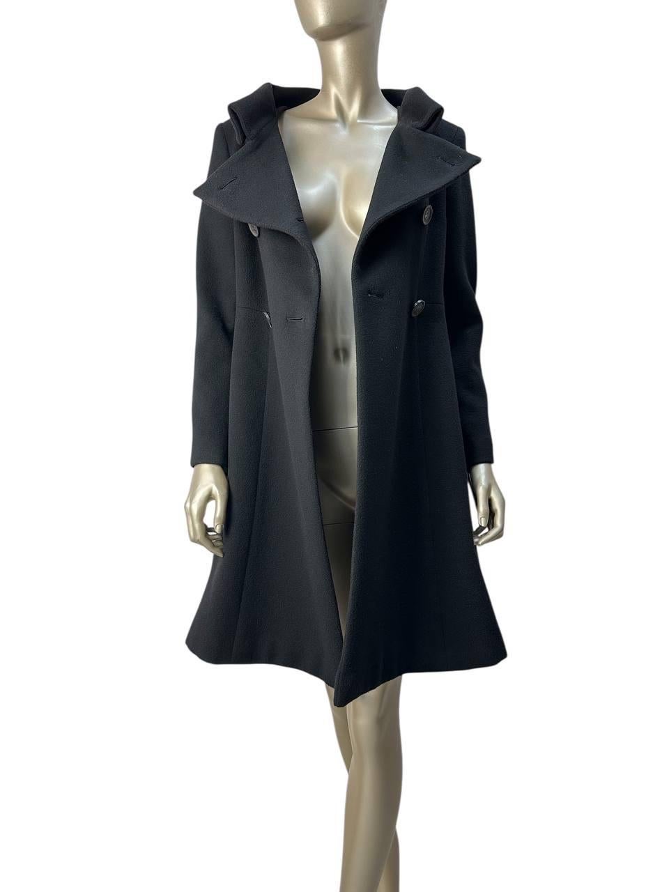 Questo è un bellissimo cappotto di lana Chanel della collezione Autunno 2012 di Karl Lagerfeld. 

Il cappotto è nero e presenta un logo CC a incastro, colletto a punta, lunghezza al ginocchio, tasche a fessura e chiusura a doppio petto. 

È in
