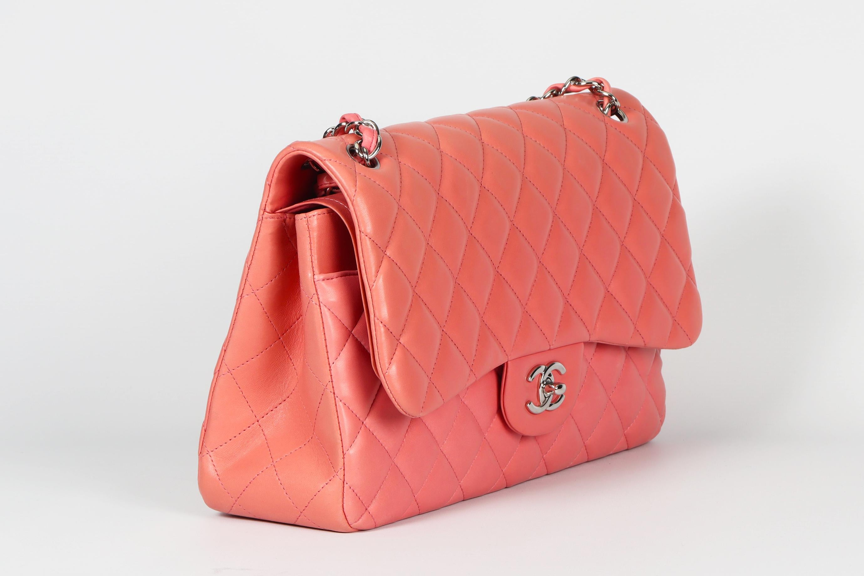 Chanel 2012 Classic Jumbo Double Flap Quilted Leather Shoulder Bag en vente 4