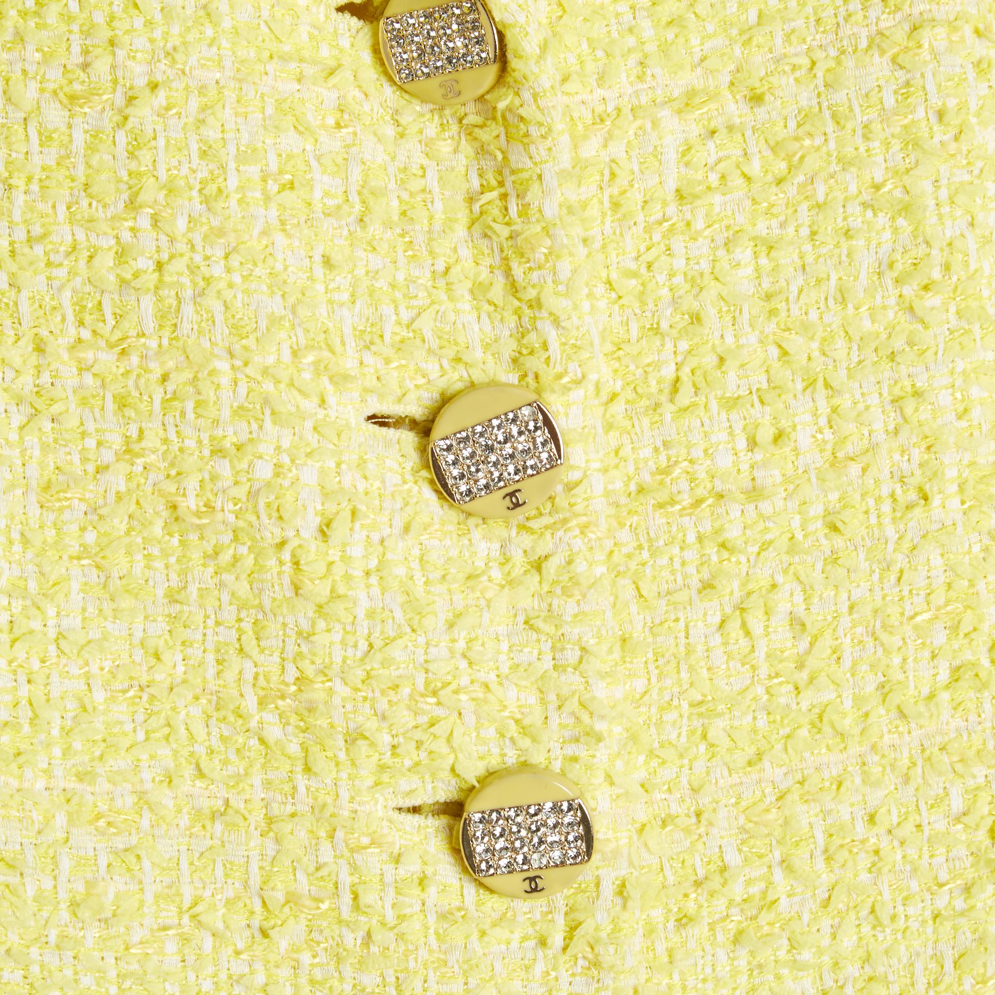 Chaleco Chanel collection Croisière 2012 par Karl Lagerfeld en tweed de algodón mélange jaune vif (plus vif que sur les photos de la veste seule, cf image du défilé), col cranté fermé par 4 boutons bijoux siglés CC, 2 poches plaquées sur la taille,
