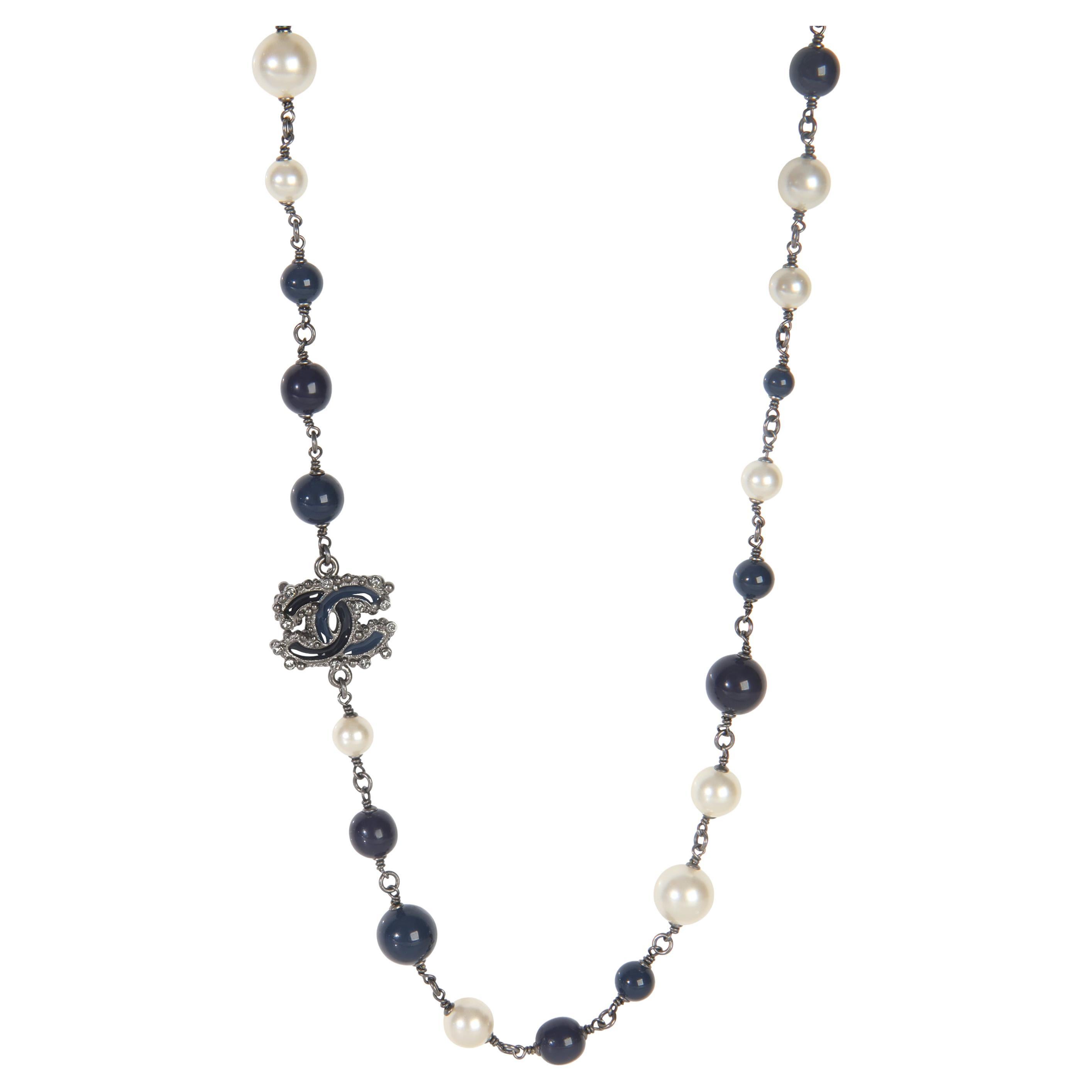 Chanel  2012 Falsche Perle 
Blaue Perlenkette im Angebot