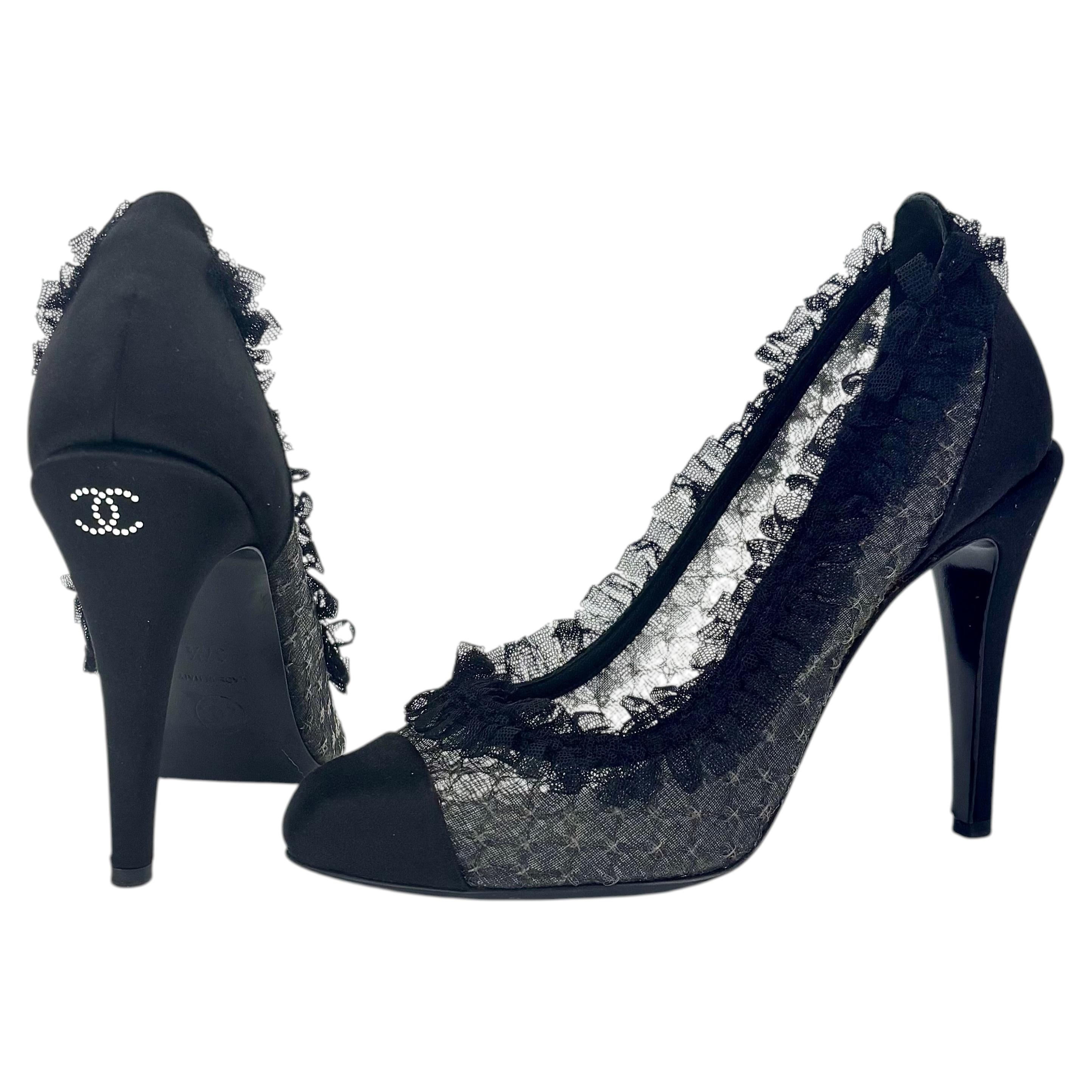 Décolleté Chanel 2012 con logo CC di Lagerfeld, nere, con volant e punta rinforzata, taglia 37,5 in vendita