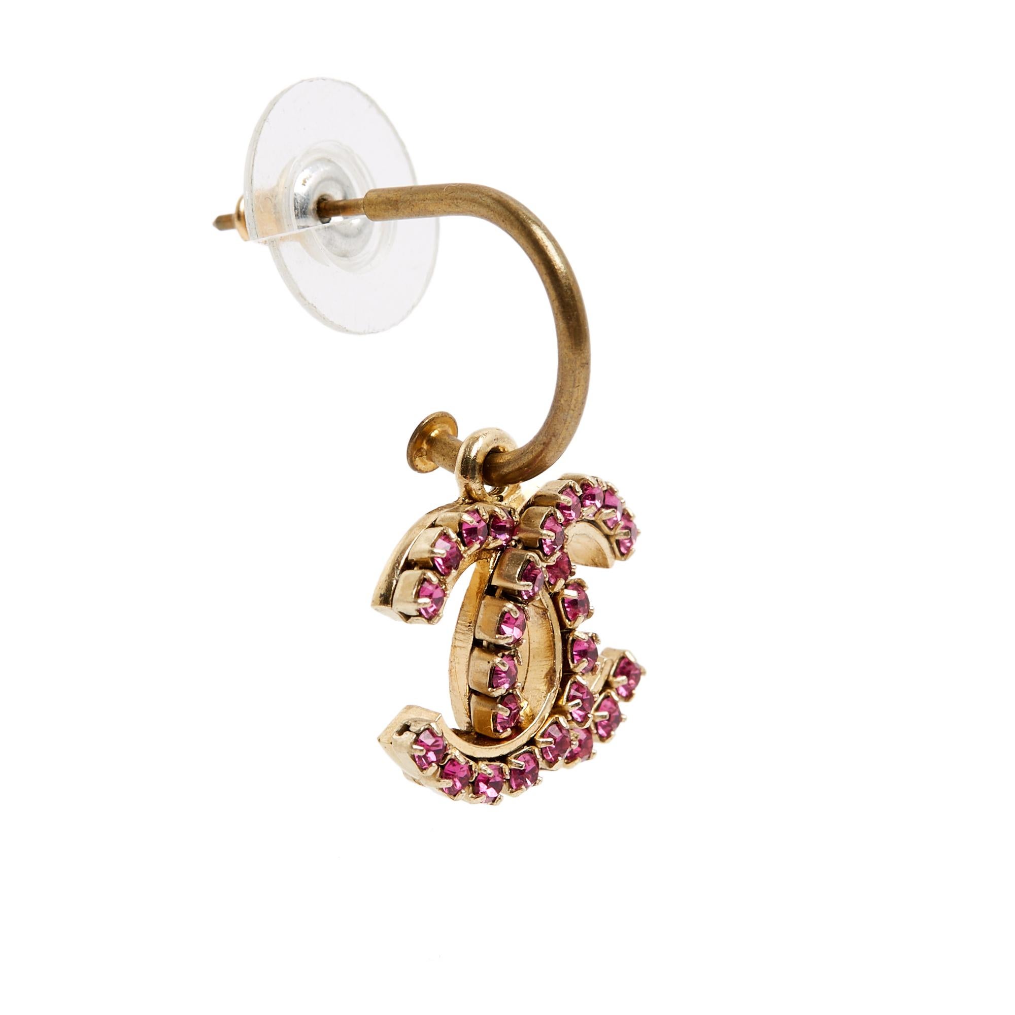 Chanel single earring (not a pair) 2012 in gold-plated metal composed of a small hoop and a pendant with the Chanel CC logo motif encrusted with fuchsia pink rhinestones. Width 1.85 cm x height 2.65 cm. The earring comes without an invoice or