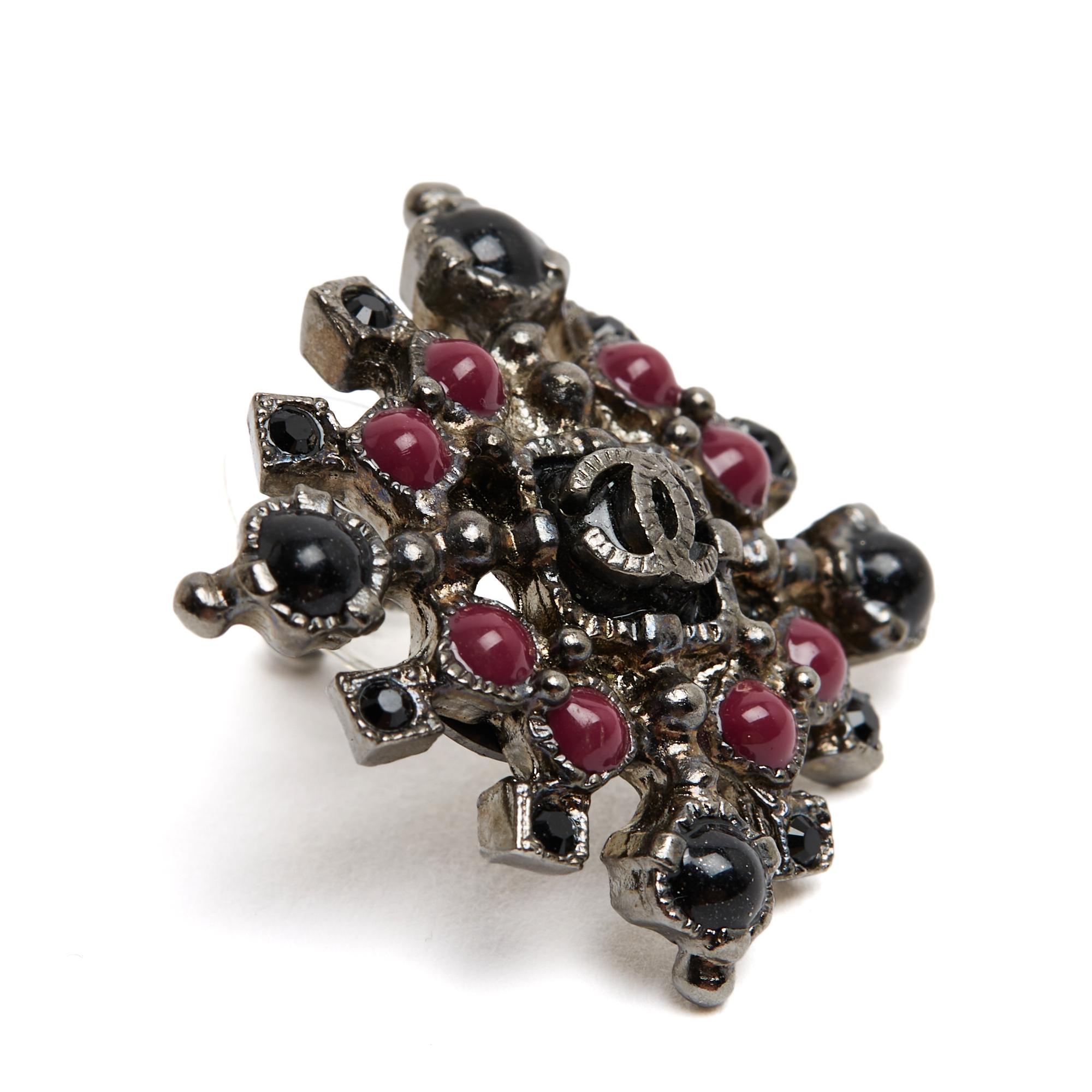 Boucle d'oreille Chanel seule (pas une paire) 2012 clou en métal argenté noirci avec cabochons bordeaux et noirs et strass noirs. Largeur 3 cm x hauteur 3 cm. La boucle d'oreille est livrée sans facture ni emballage d'origine, mais elle est en très