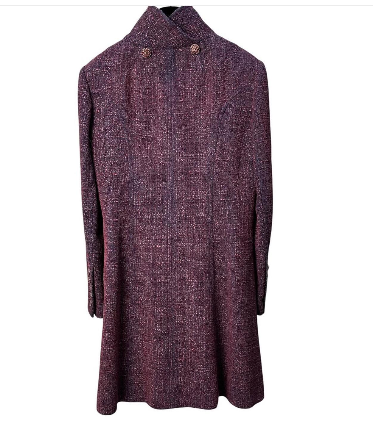Entra nel mondo dell'alta moda con questo splendido cappotto Chanel della collezione Paris-Bombay Métiers d'Art 2012. Questo pezzo pregiato non è un semplice capo d'abbigliamento, ma una reliquia da collezione che eleva qualsiasi guardaroba.

Questo