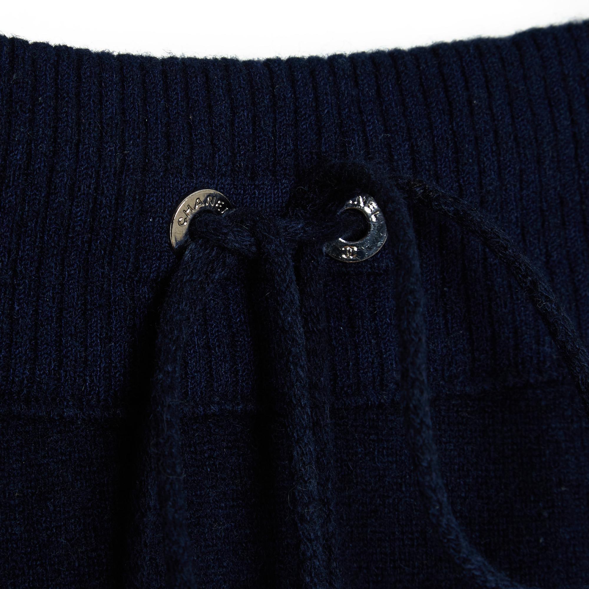 Pantalón corto Chanel circa 2012, corto con abertura cruzada a los lados, cintura elástica con cordón de ajuste y puntas con la marca Chanel. Talla 38FR (UK 10, US 8): cintura (colocada plana, sin estirar el elástico) 35 cm, longitud 35 cm. Los