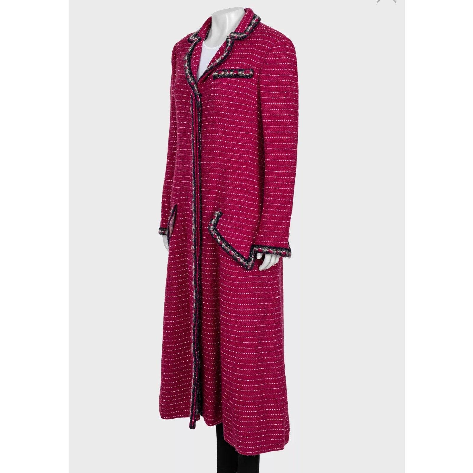 Un cappotto Chanel assolutamente straordinario e raro della collezione Autunno-Inverno 2012! 
Questo pezzo prêt-à-porter è un vero e proprio oggetto da collezione per ogni amante di Chanel. 
Realizzato in un lussuoso misto lana, il cappotto presenta