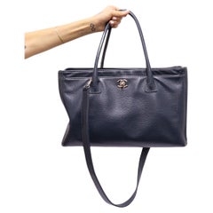 Chanel 2013/2014 - Grand sac fourre-tout Executive Cerf en cuir bleu marine