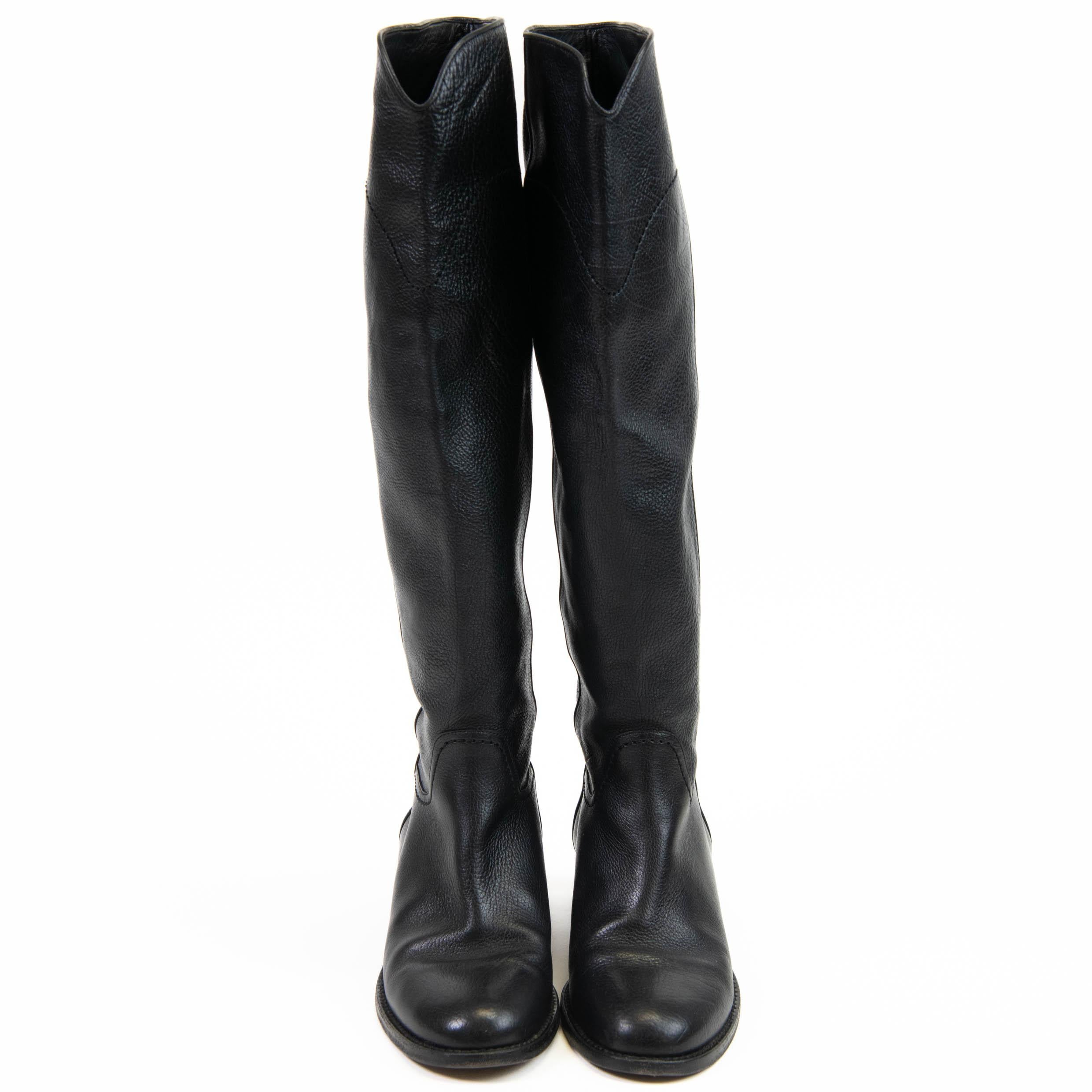 100% authentisch 

Chanel Overknee-Reitstiefel aus Leder
Aus der Collection'S 2013 von Karl Lagerfeld
Schwarz
Interlocking CC Logo
Round-Toes
 Dieses Modell fällt normalerweise eine Nummer kleiner aus.
Schaft: 17