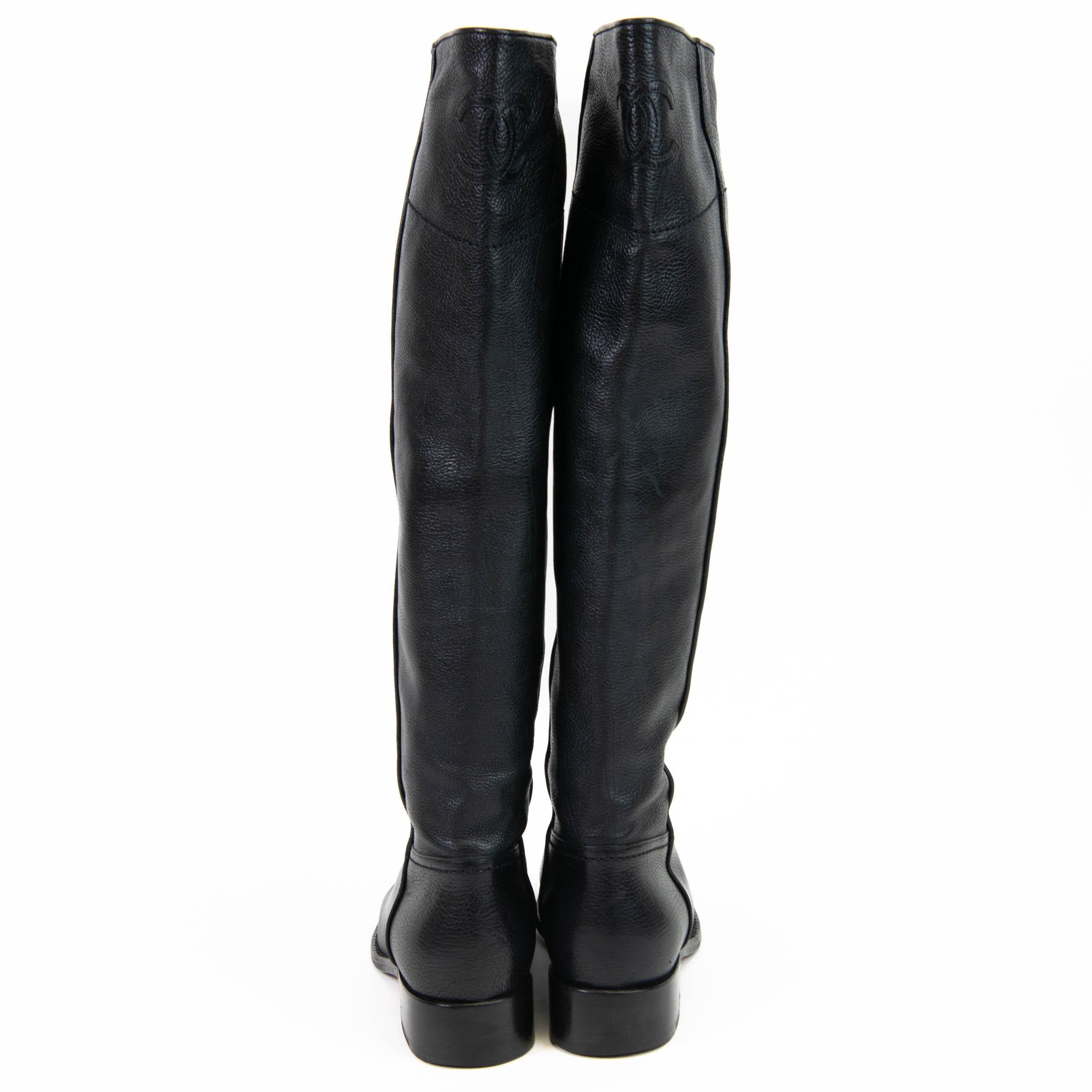 Chanel 2013 Schwarze Lederstiefel mit ineinandergreifendem CC-Logo und Reißverschluss Größe 36,5 für Damen oder Herren im Angebot
