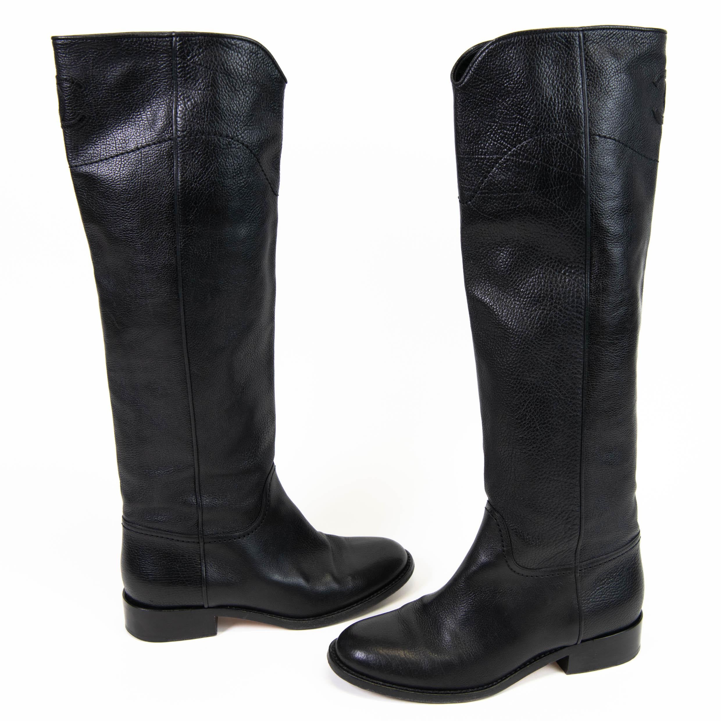 Chanel 2013 Schwarze Lederstiefel mit ineinandergreifendem CC-Logo und Reißverschluss Größe 36,5 im Angebot