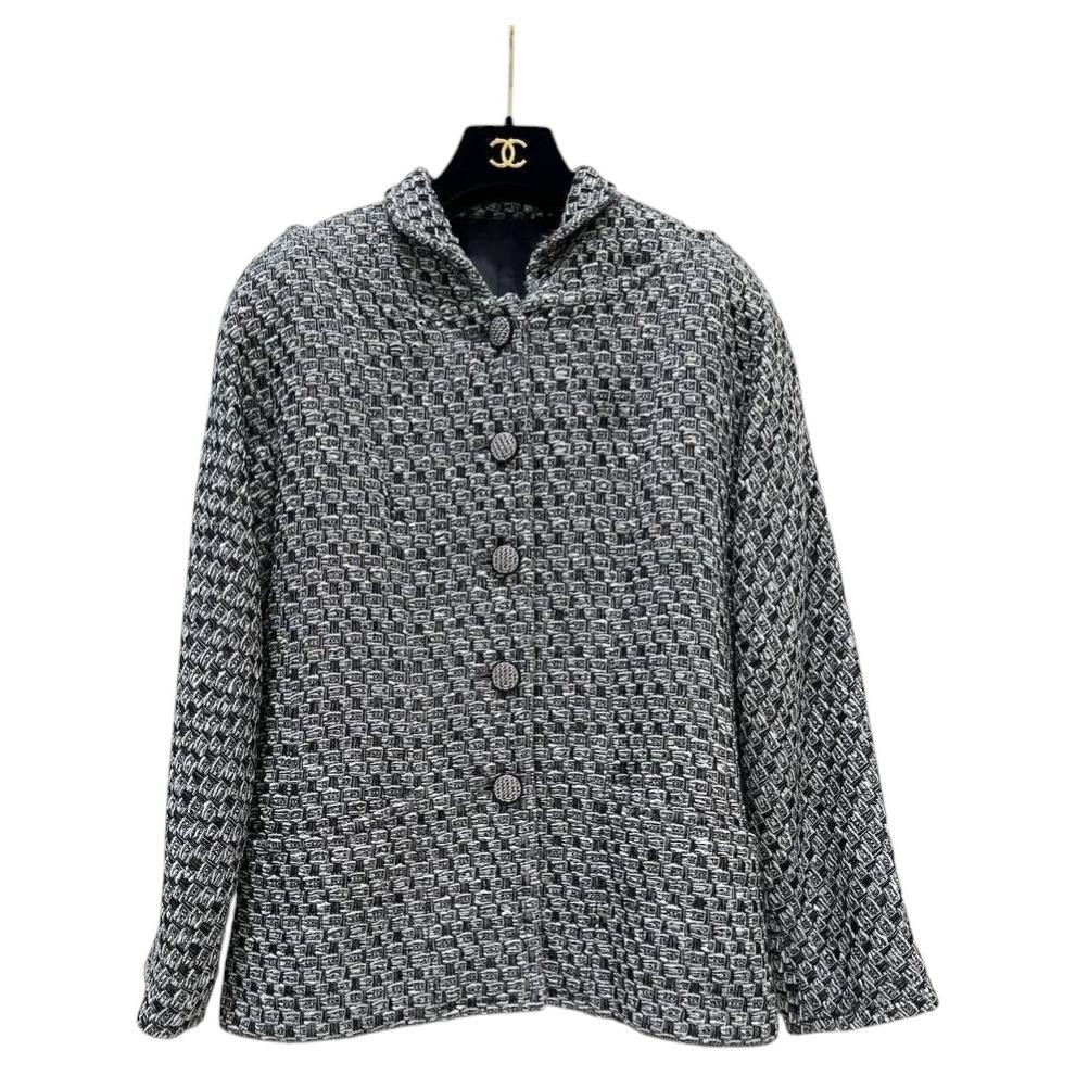 Chanel 2013 Tweedjacke in Schwarz, Weiß und Silber mit Lurex – Größe S im Angebot