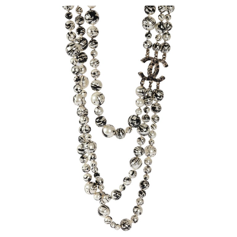Chanel, collier goutte en argent avec logo CC et perles En vente sur