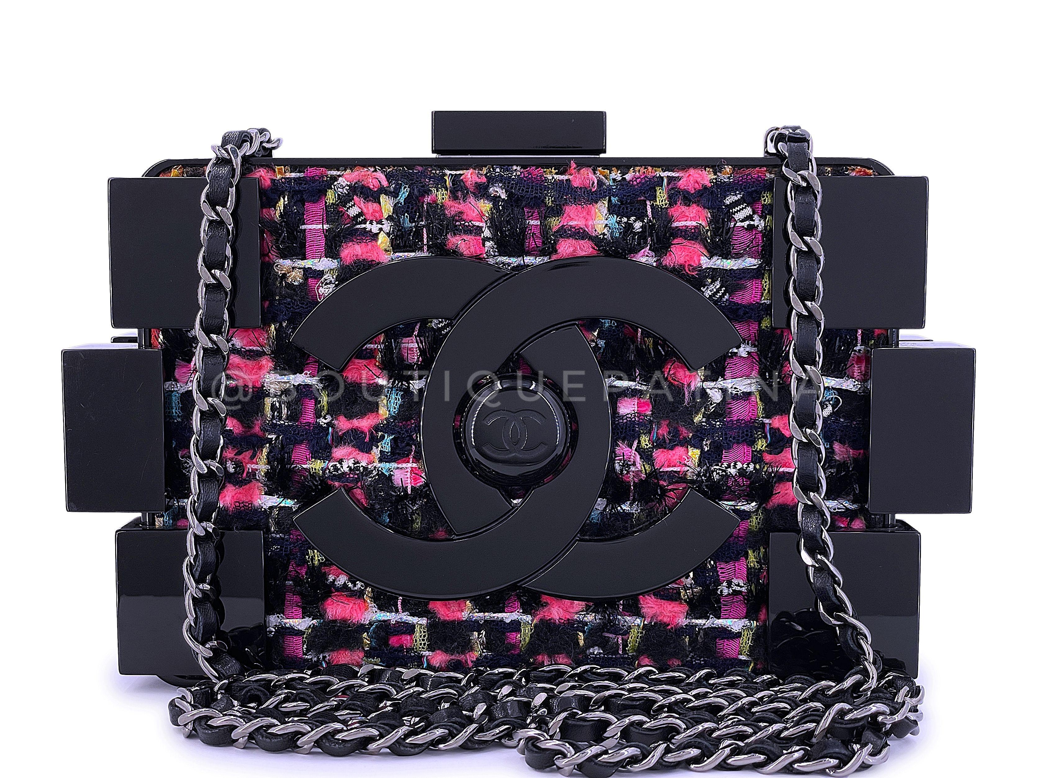 Artikel speichern: 67566
Chanel 2013 Fuchsia Schwarz Tweed Lego Brick Minaudière Clutch Tasche RHW Plexiglas

Von Lagerfelds Herbst/Winter-Laufsteg 2013, ein seltenes Sammlerstück mit mehrfarbigem rosa Tweed auf beiden Seiten und schwarzem