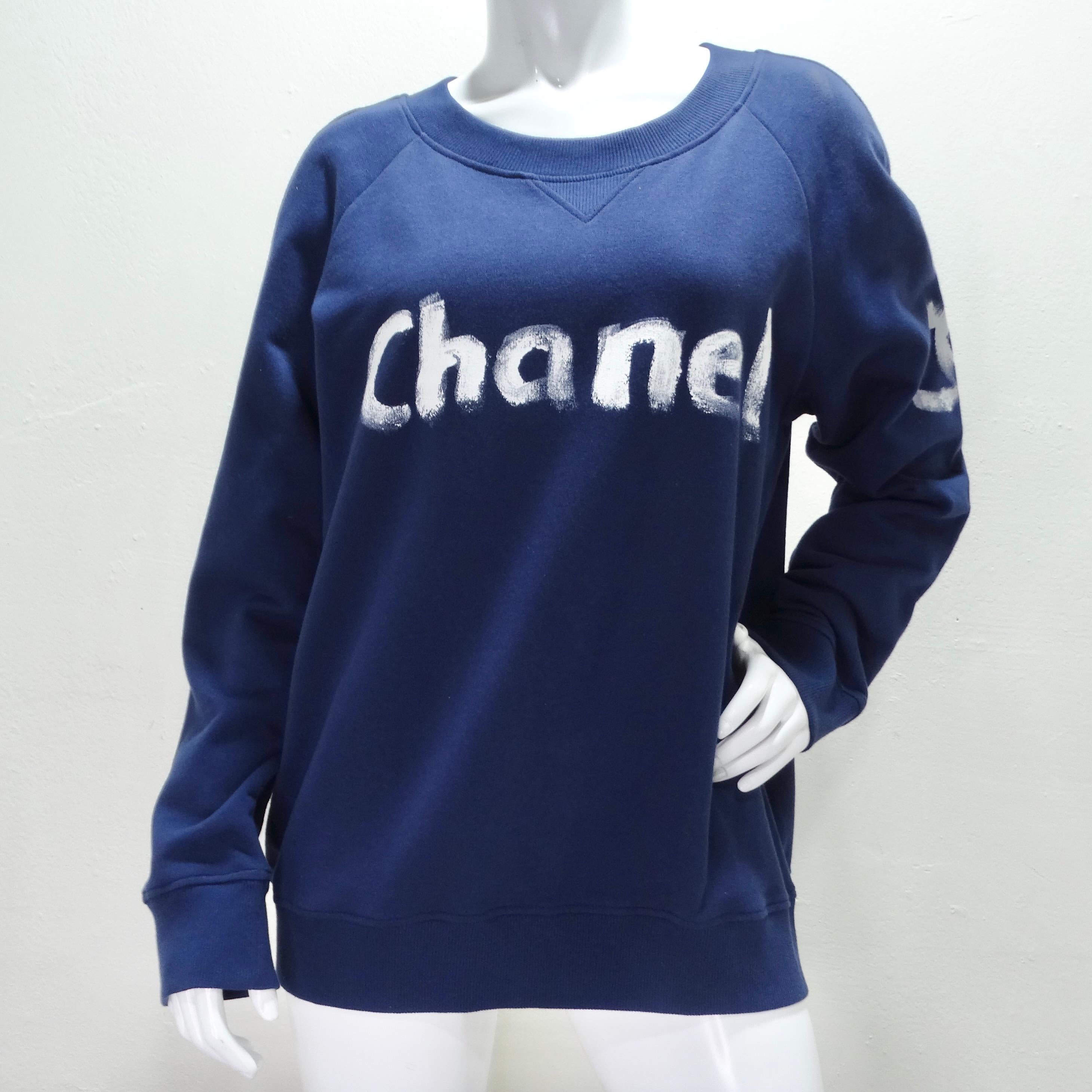 Gönnen Sie sich den Inbegriff von Luxus und Komfort mit dem Chanel 2013 Limited Edition Navy Logo Sweatshirt - ein Stück, das die Grenzen zwischen Casualwear und High Fashion überschreitet. Dieses marineblaue Sweatshirt mit Rundhalsausschnitt aus