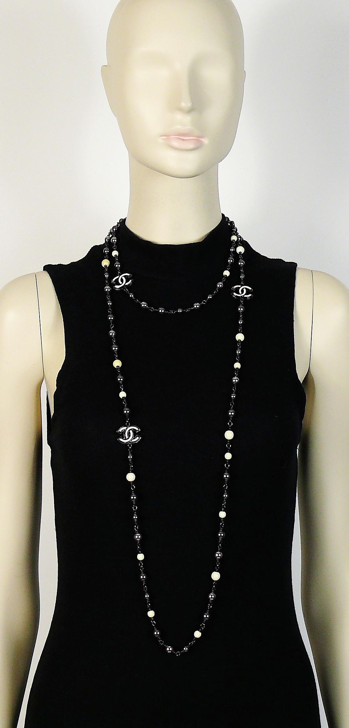 Chanel 2013 Lange graue und weiße Perlen-Logo-Halskette Damen im Angebot