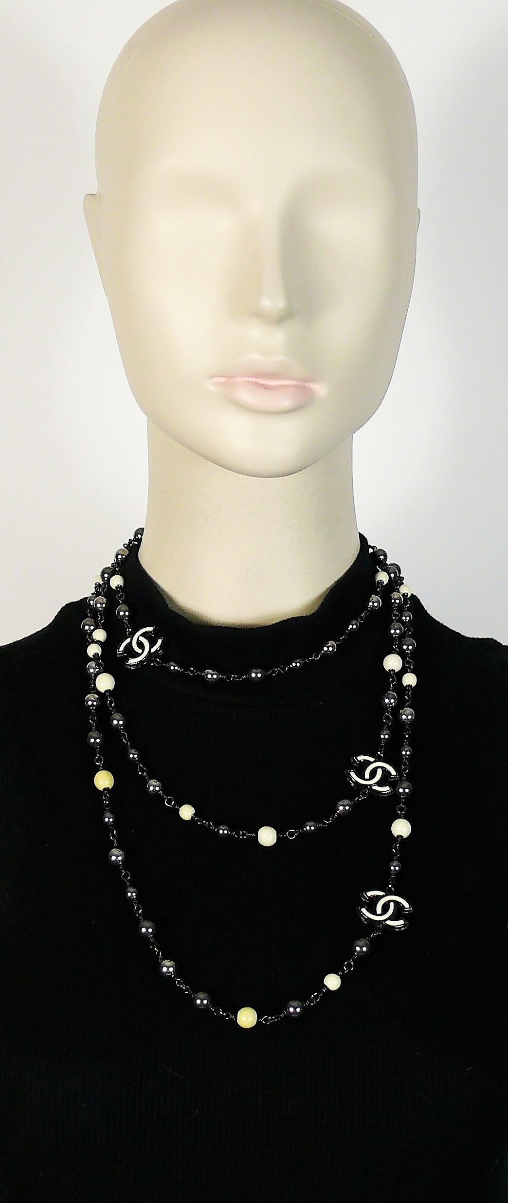 Chanel 2013 Lange graue und weiße Perlen-Logo-Halskette im Angebot 1
