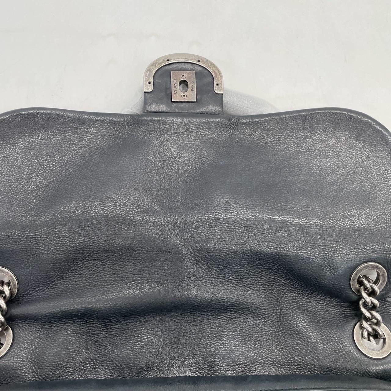 Chanel 2013 Paris-Edinburgh Large Black Flap Calfskin Leather Shoulder Bag en vente 10