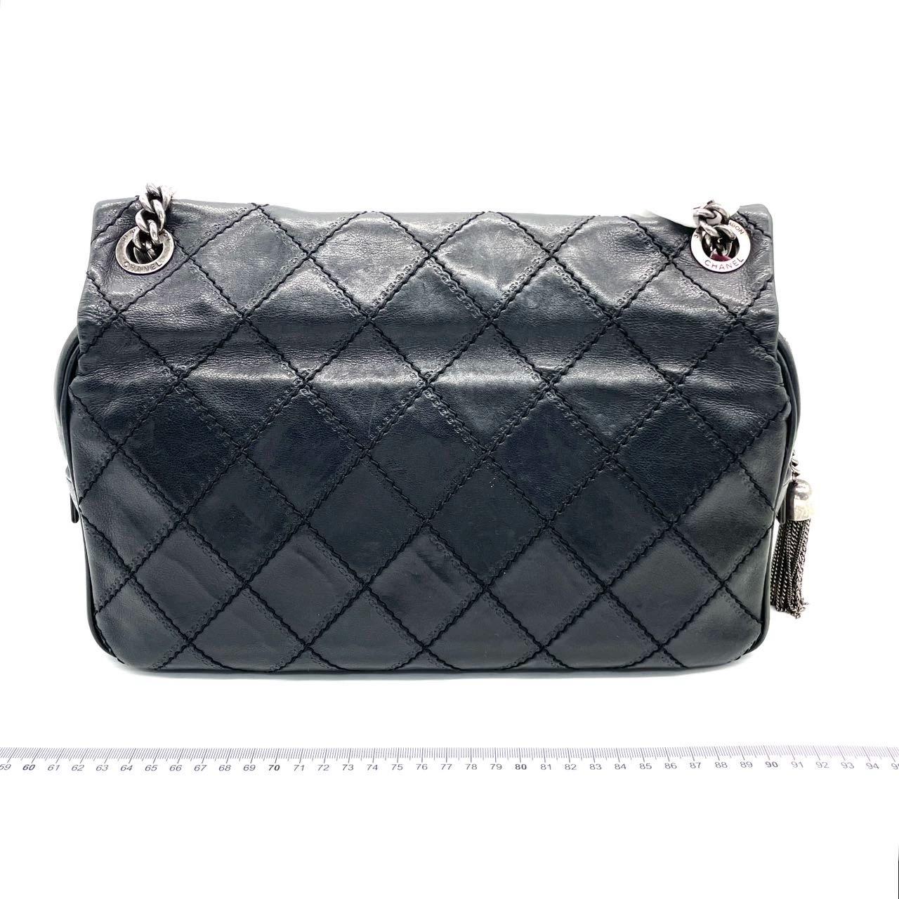 Chanel 2013 Paris-Edinburgh Large Black Flap Calfskin Leather Shoulder Bag
Il s'agit de photos professionnelles du sac offert par Luxbags.
Ce sac 2013 CHANEL Paris-Edinburgh Medium Burgundy Flap Shoulder Bag faisait partie du défilé Metiers d'Äôts