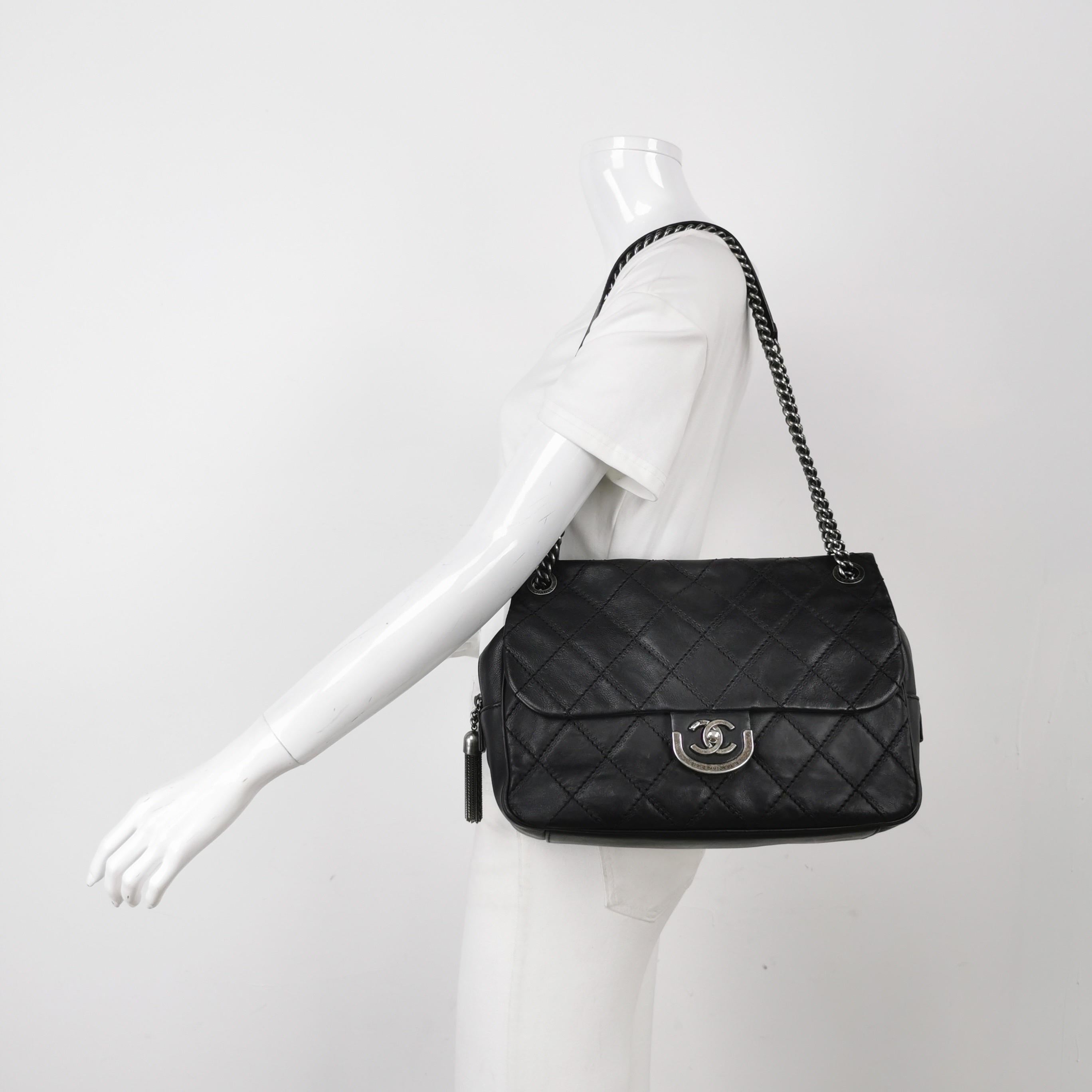 Questa borsa a tracolla media CHANEL Paris-Edinburgh Burgundy faceva parte della sfilata Metiers d'Arts 2012 del marchio, dove Karl Lagerfeld ha dichiarato di essersi ispirato al 