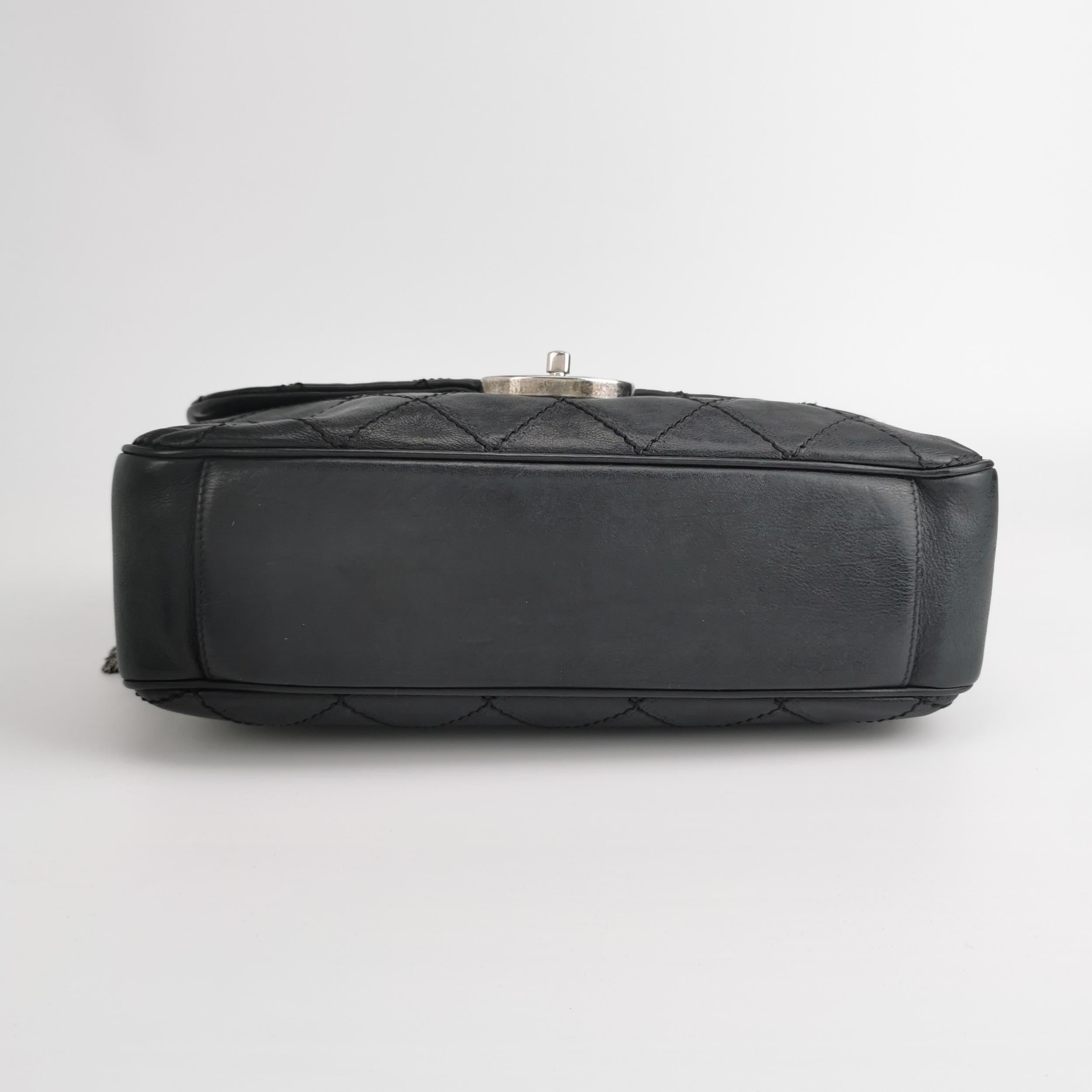 Chanel 2013 Paris-Edinburgh Borsa a spalla grande in pelle di vitello con patta nera In condizioni buone in vendita a AUBERVILLIERS, FR