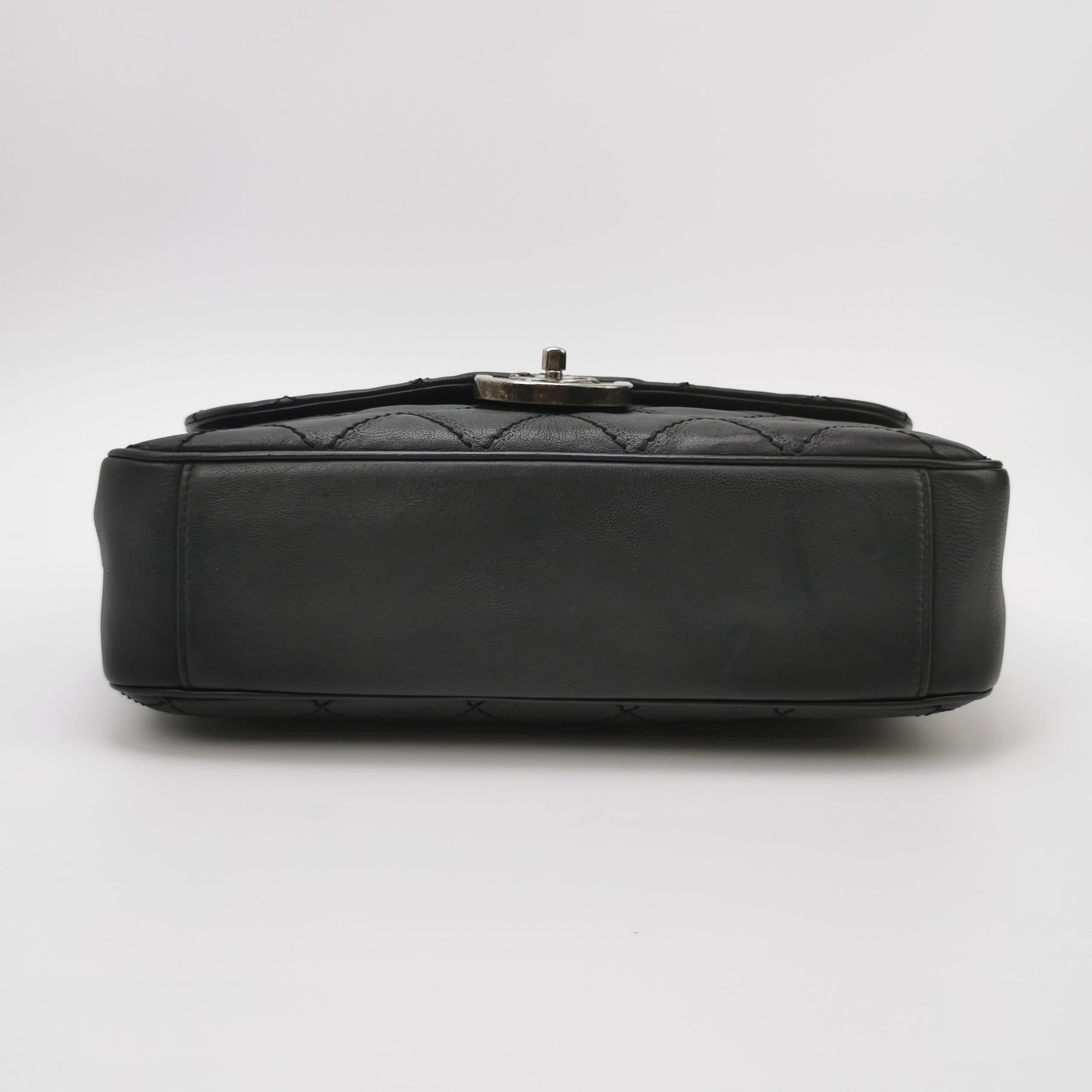 Donna Chanel 2013 Paris-Edinburgh Borsa a spalla grande in pelle di vitello con patta nera in vendita