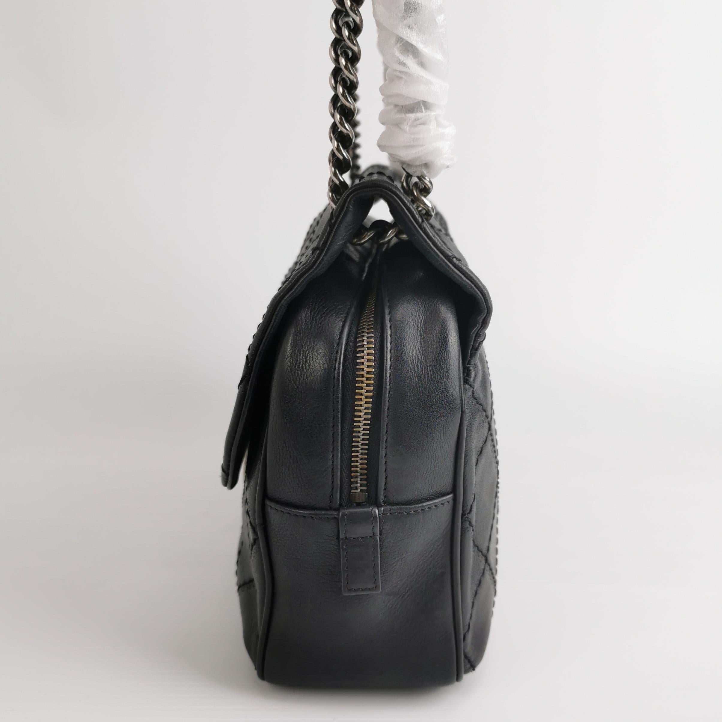 Chanel 2013 Paris-Edinburgh Borsa a spalla grande in pelle di vitello con patta nera in vendita 1