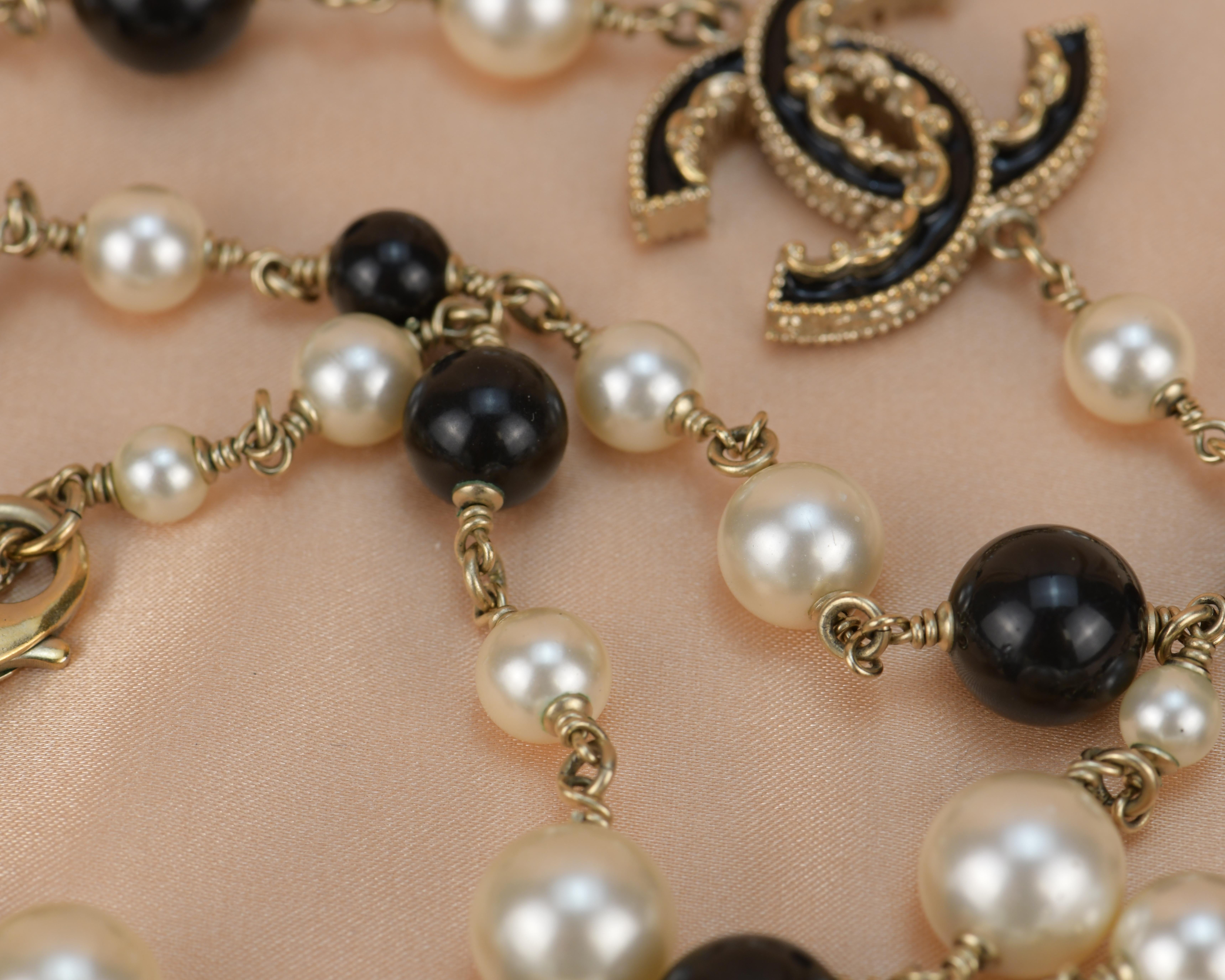 CHANEL 2013 Pearl & Black Beads CC Baroque Sautoir Necklace In Excellent Condition In Banbury, GB