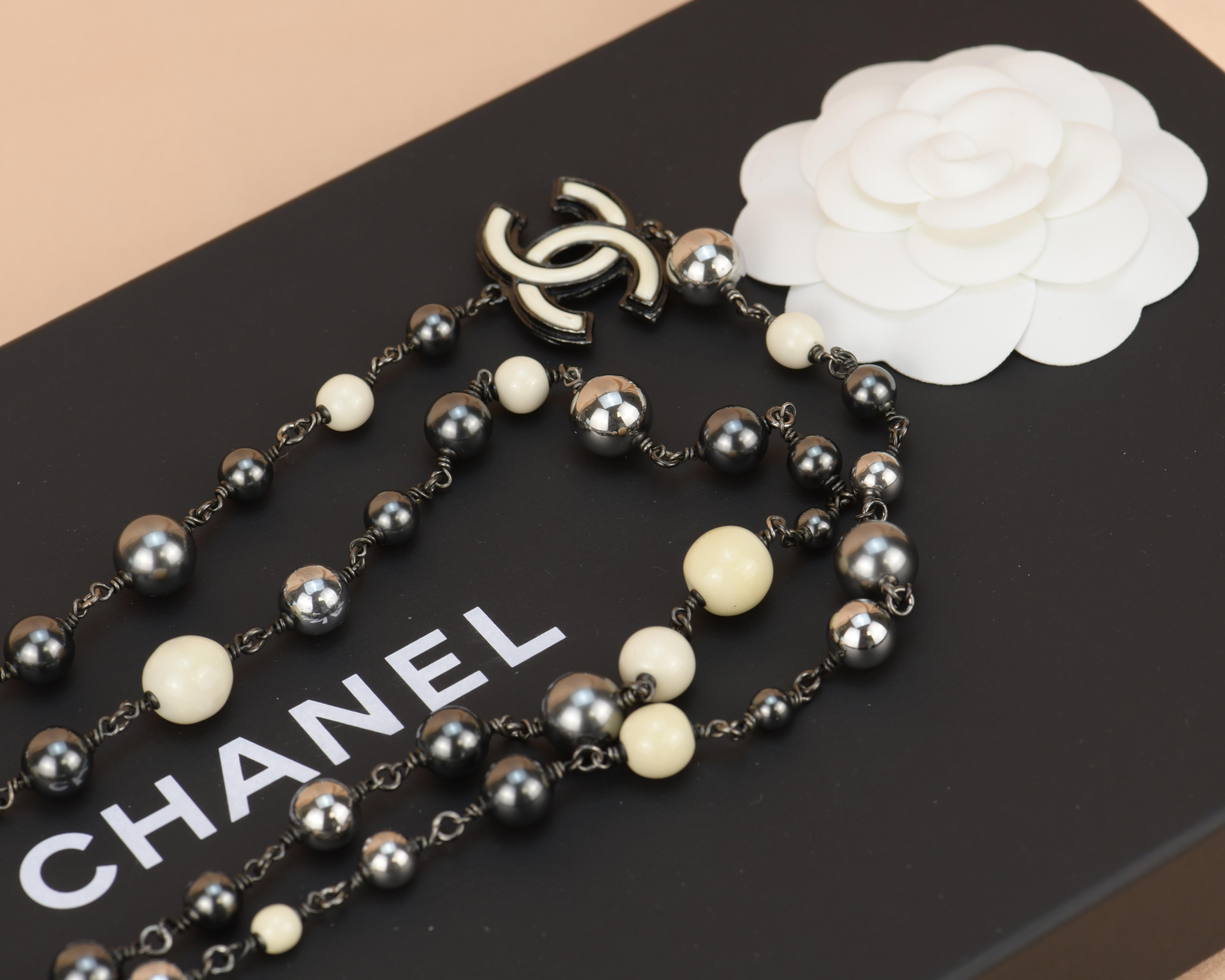 Chanel 2013 Pearl White and Black Beads CC Sautoir Necklace In Excellent Condition In Banbury, GB