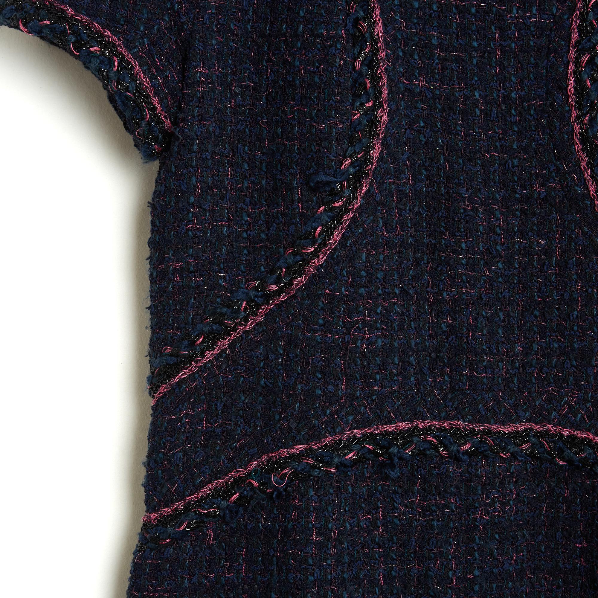 Chanel dress circa 2013 by Karl Lagerfeld in navy blue cotton tweed highlighted with pink piping, round neck closed by a zip and a hook in the back, short sleeves, slightly flared mid-length skirt, matching silk lining. Size 42FR or UK14 and US12:
