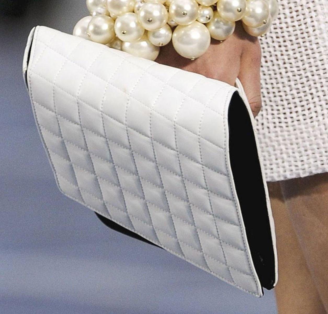 Chanel 2013 Runway Hand Through White Quilted Lambskin Clutch Bag In Good Condition For Sale In Miami, FL