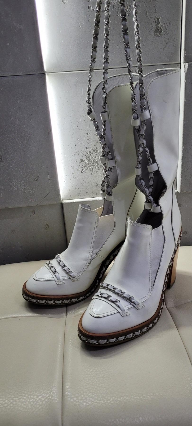 Chanel 2013 White Patent Leather Chain Obsession Heeled Calf Boots In Good Condition In Krakow, PL