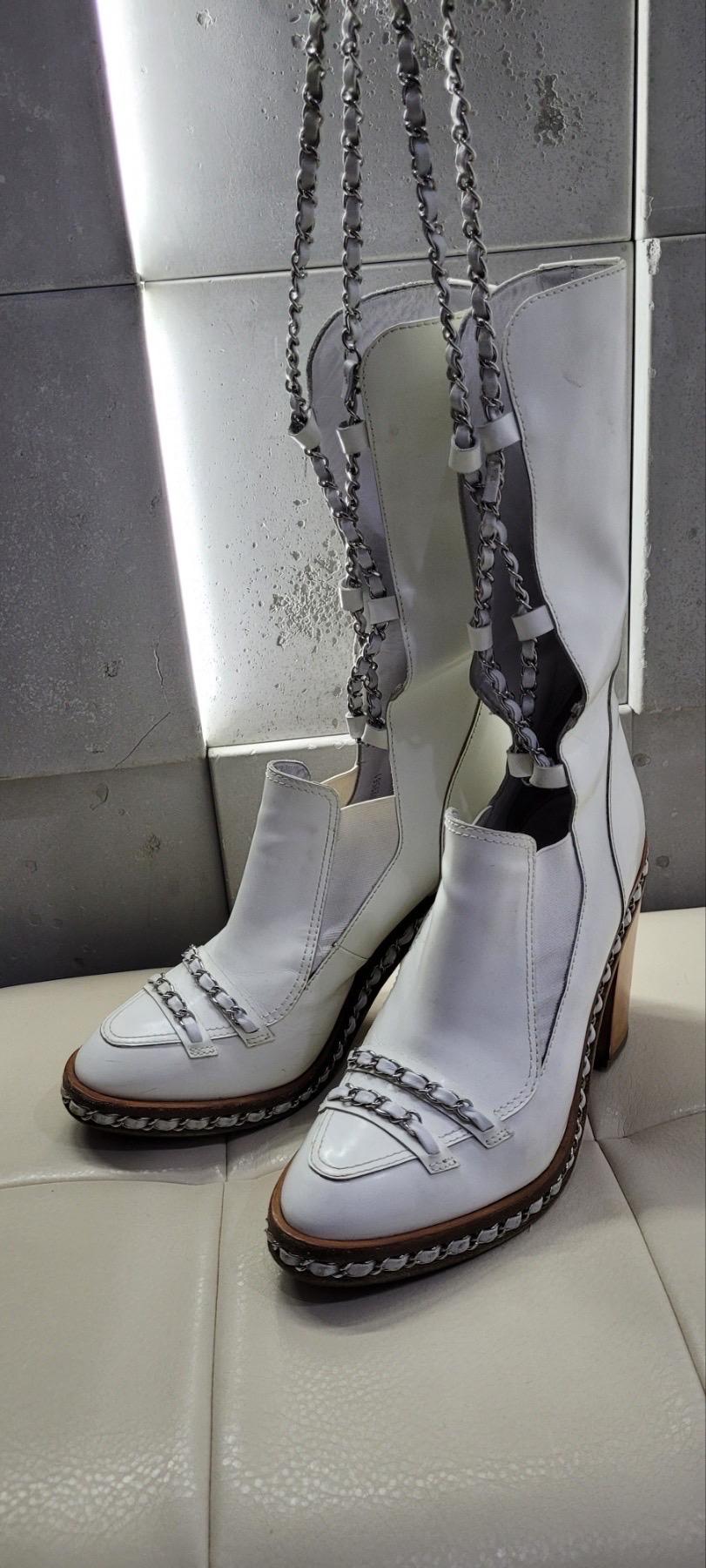 Chanel 2013 Weiße Stiefel aus Lackleder mit Absatz aus Kalbslederkette Obsession 3