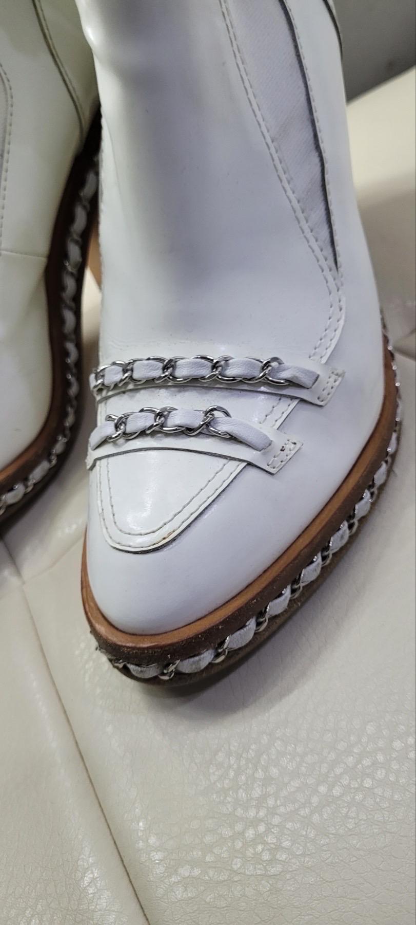 Chanel 2013 Weiße Stiefel aus Lackleder mit Absatz aus Kalbslederkette Obsession 4