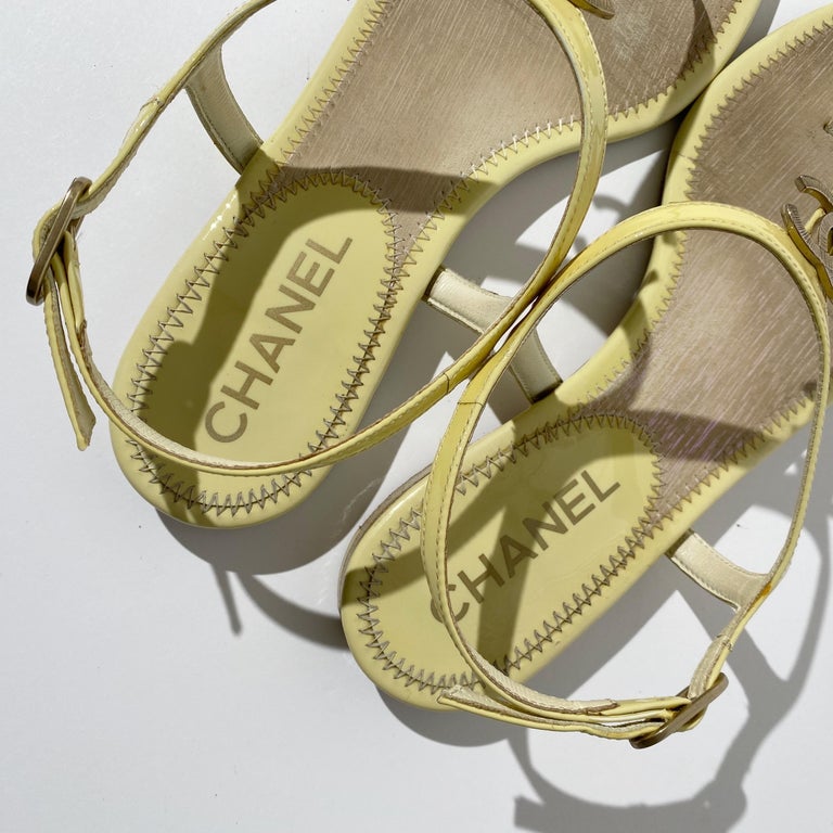 Chanel 2013 - Sandales à brides en cuir verni jaune En vente sur 1stDibs