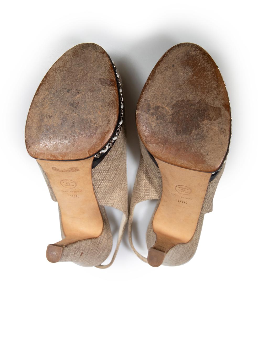 Women's Chanel 2014 Beige Chain Detail Slingback Sandals Size IT 38 For Sale