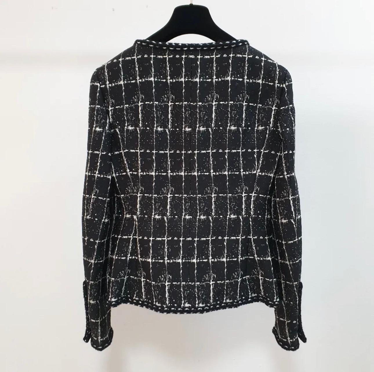 Chanel 2014 Black and White Tweed Jacket In Excellent Condition In Krakow, PL
