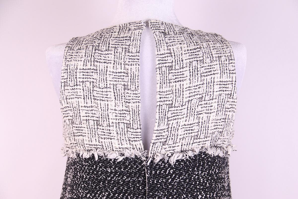 Chanel 2014 Schwarz Elfenbein Tweed Combo ärmelloses Etuikleid Damen im Angebot