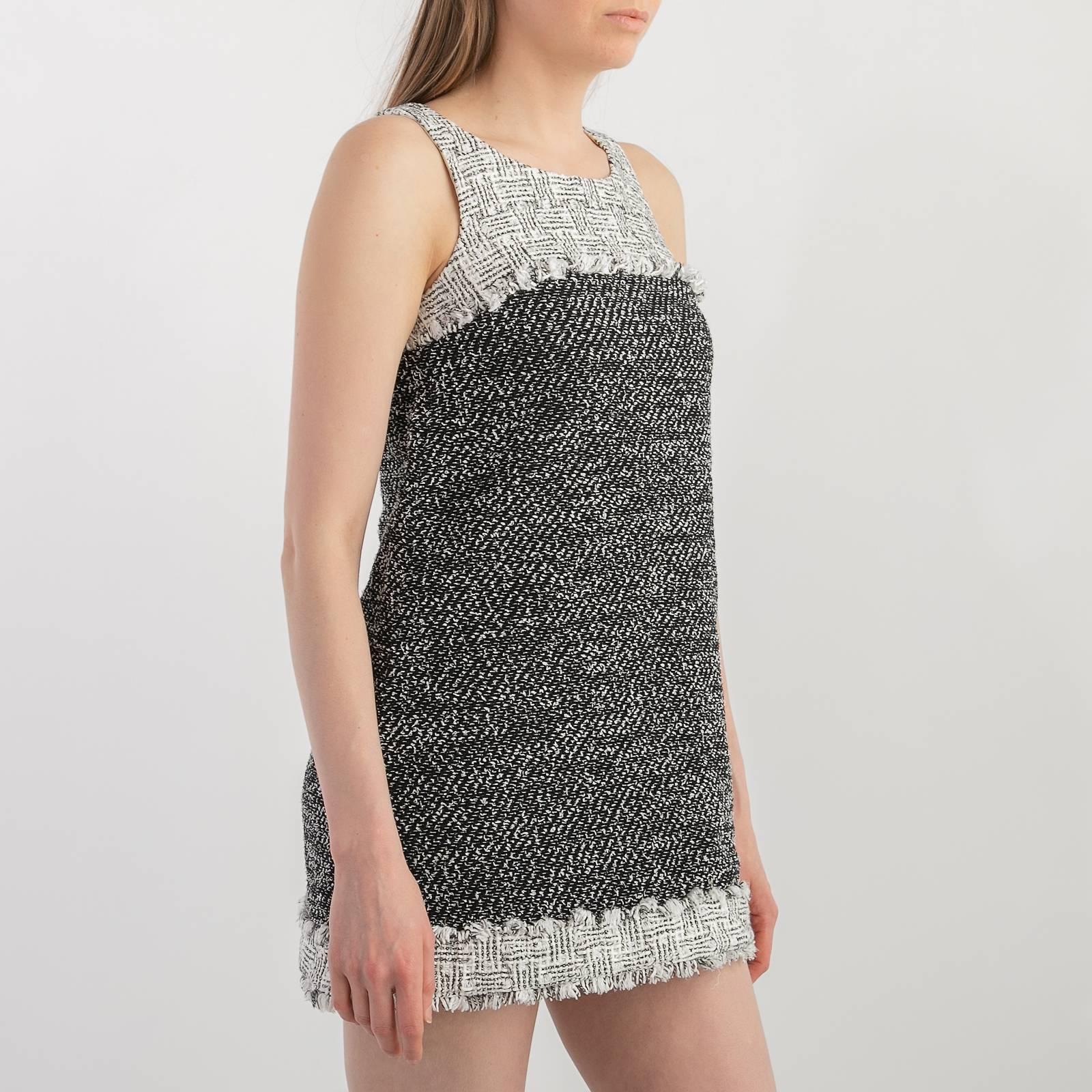 Chanel 2014 Schwarz Elfenbein Tweed Combo ärmelloses Etuikleid im Zustand „Hervorragend“ im Angebot in Алматинский Почтамт, KZ