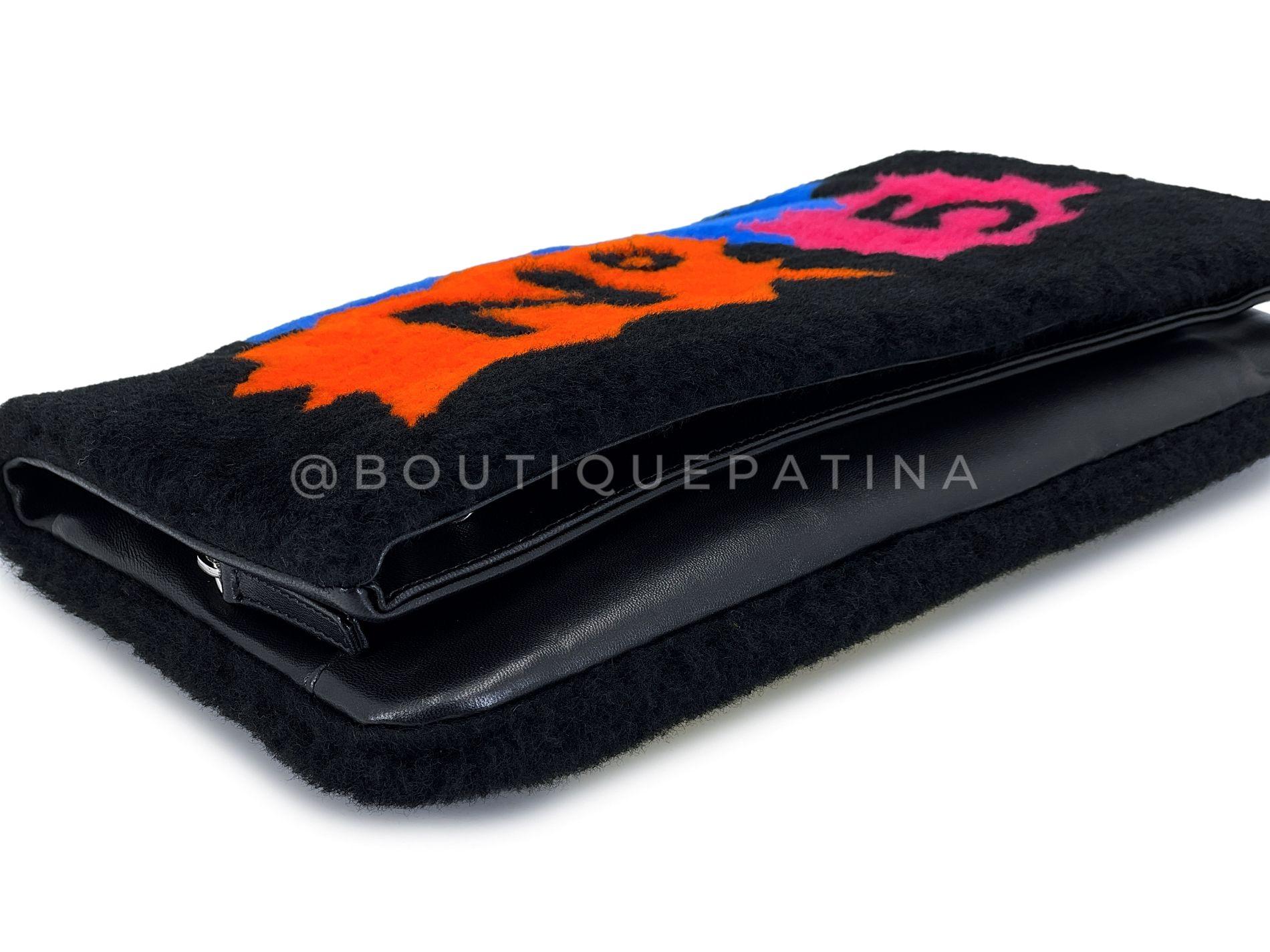 Chanel 2014 - Pochette géante en fourrure de supermarché noire SHW Comic 68596 en vente 1