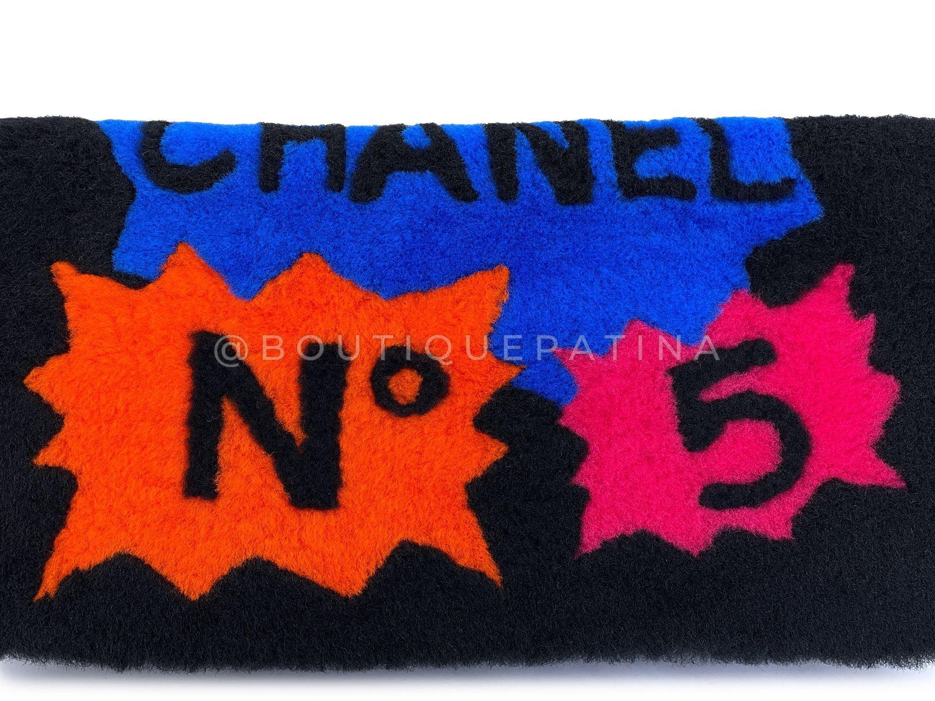Chanel 2014 - Pochette géante en fourrure de supermarché noire SHW Comic 68596 en vente 2