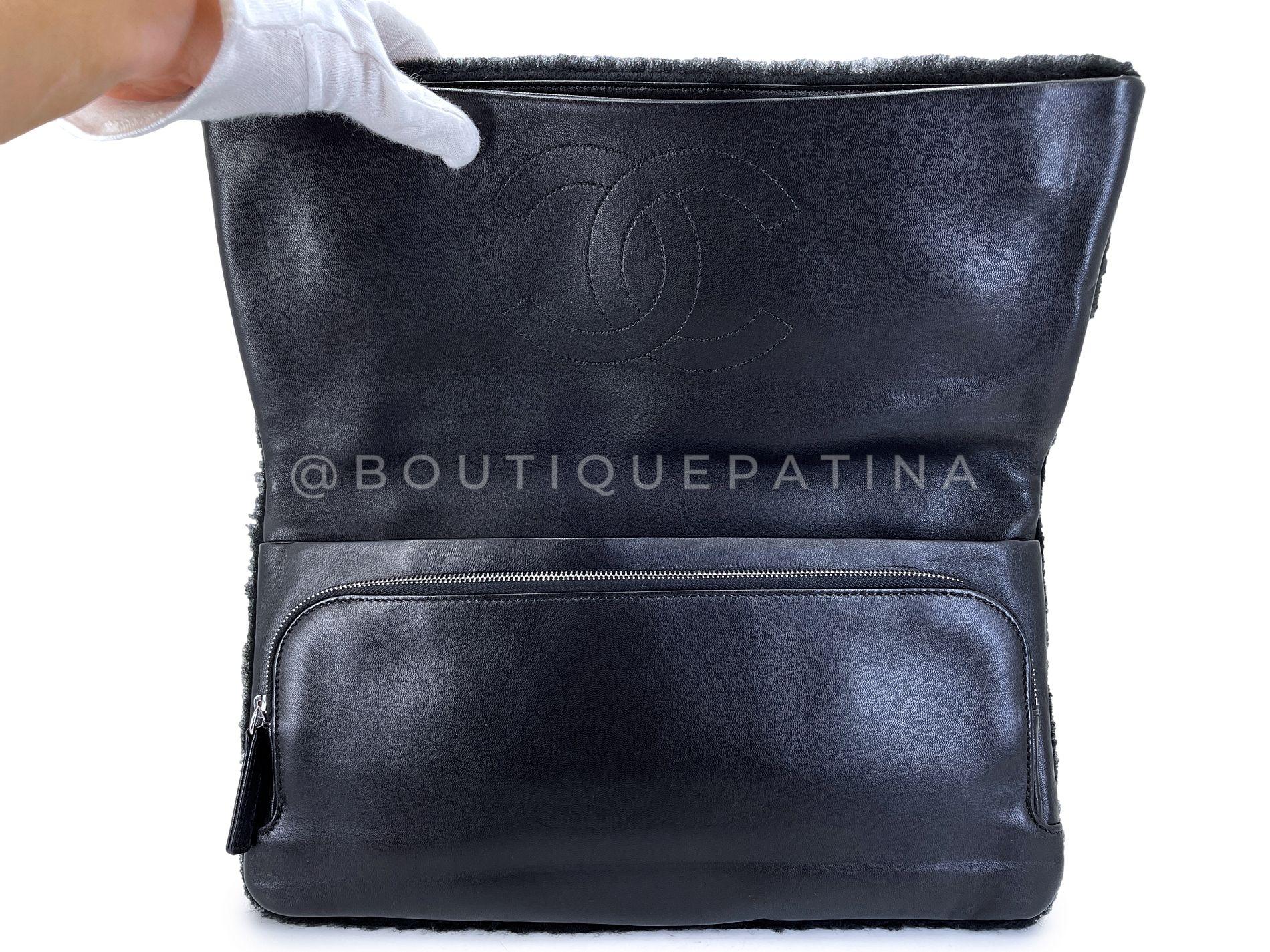 Chanel 2014 - Pochette géante en fourrure de supermarché noire SHW Comic 68596 en vente 3