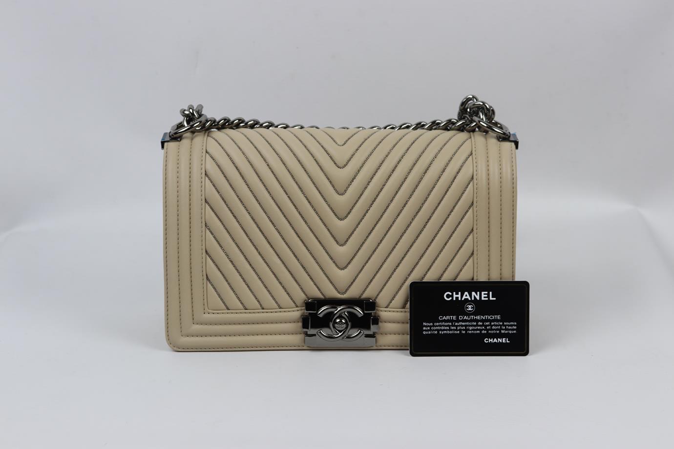 Chanel 2014 Boy Medium verschönerte Chevron Leder-Umhängetasche im Angebot 6