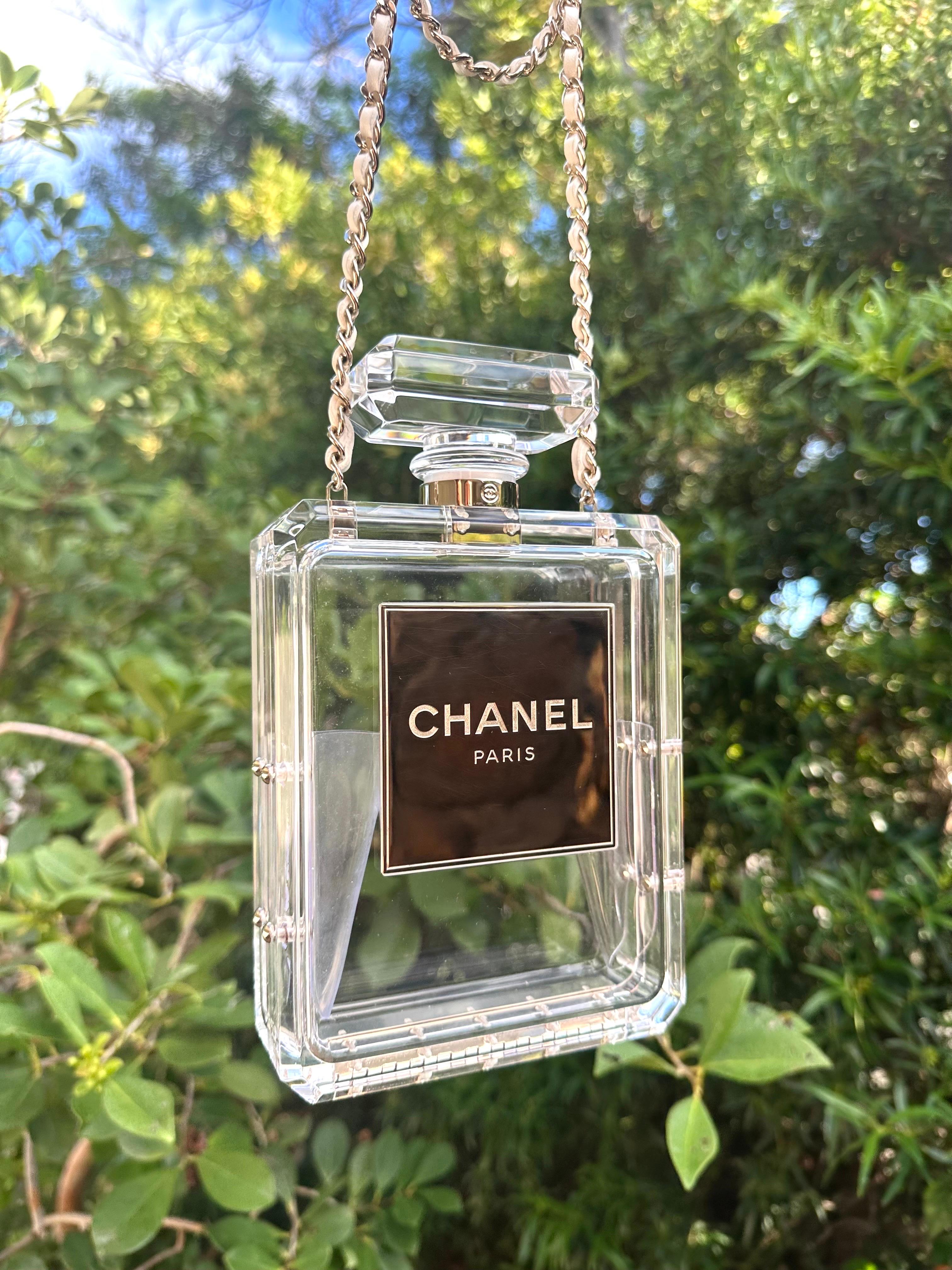 Chanel 2014 Cruise Clear Lucite N°5 Perfume Bottle Clutch - Limited Edition

Material: Plexiglass
Color: Clear
Condition: Very Good condition - some slight darkness on the trim of front plate / some discoloration on the backplate is present. Some